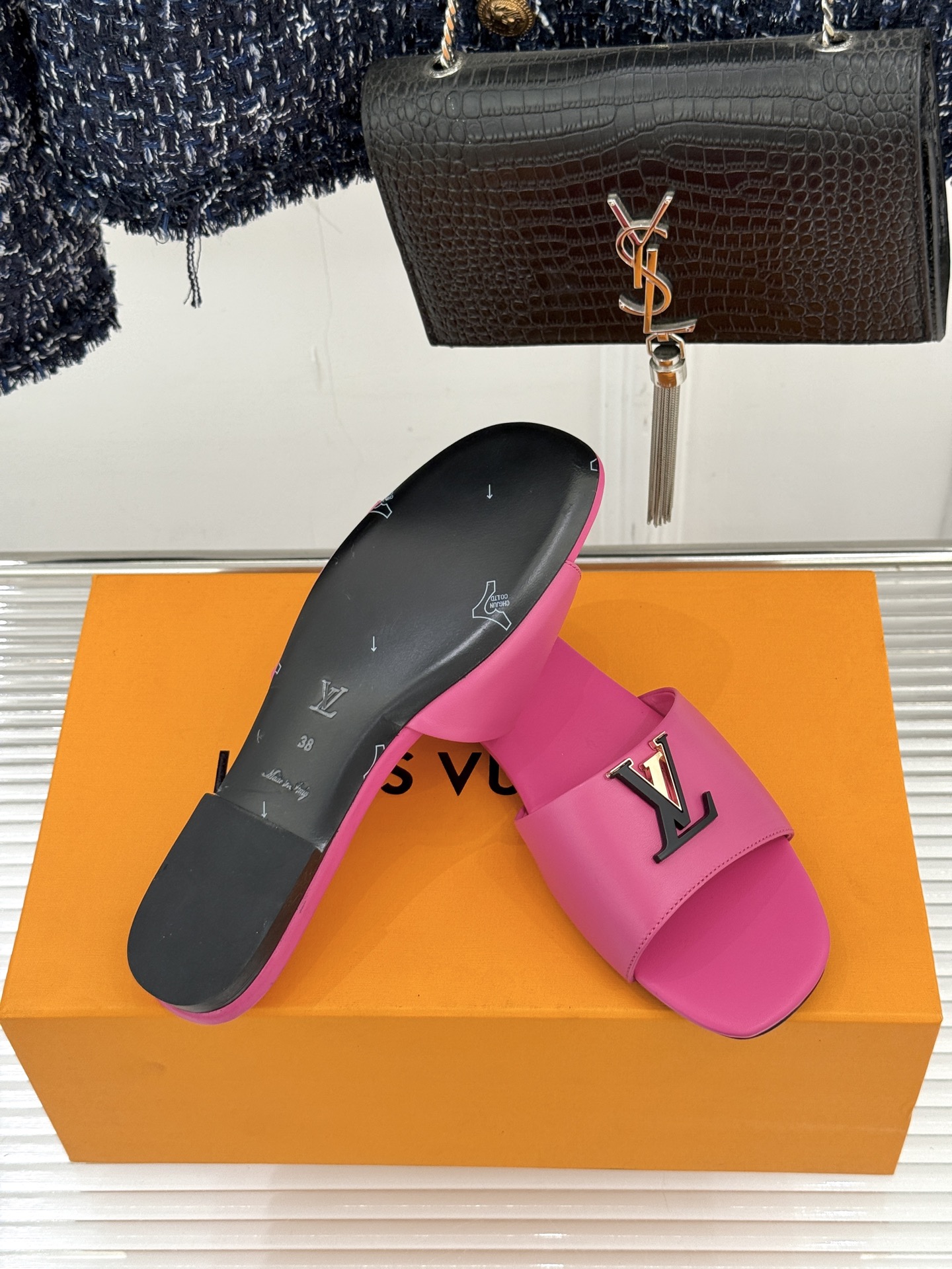 L*V驴牌经典爆款平底拖鞋它的设计简约而不失格调LV标识以金属质感的扣饰形式点缀仿佛将整个品牌的格调与品