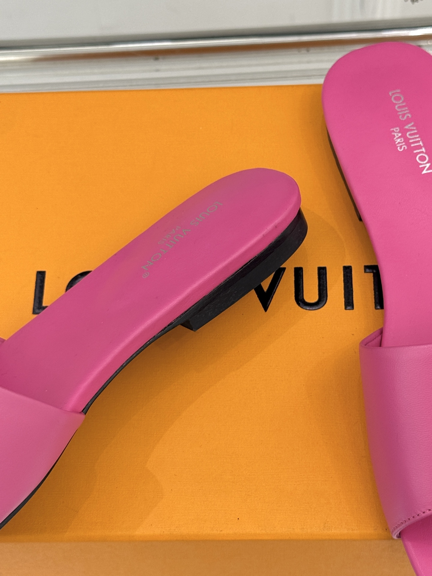 L*V驴牌经典爆款平底拖鞋它的设计简约而不失格调LV标识以金属质感的扣饰形式点缀仿佛将整个品牌的格调与品