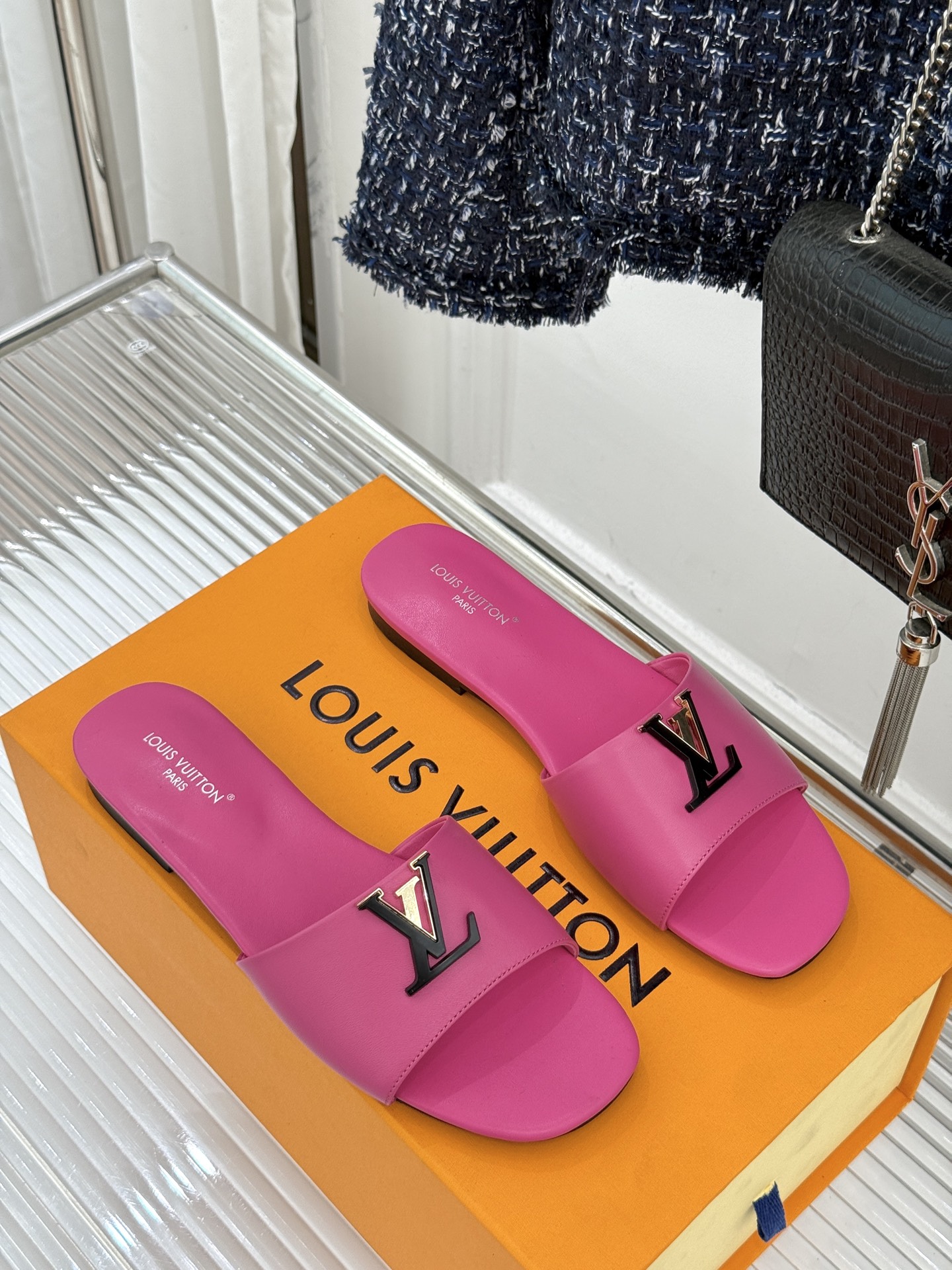 L*V驴牌经典爆款平底拖鞋它的设计简约而不失格调LV标识以金属质感的扣饰形式点缀仿佛将整个品牌的格调与品