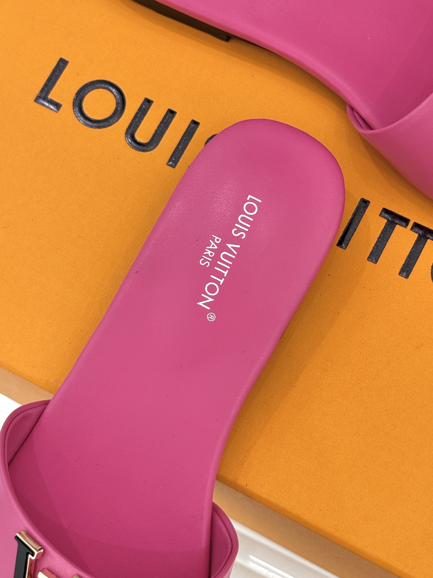 L*V驴牌经典爆款平底拖鞋它的设计简约而不失格调LV标识以金属质感的扣饰形式点缀仿佛将整个品牌的格调与品