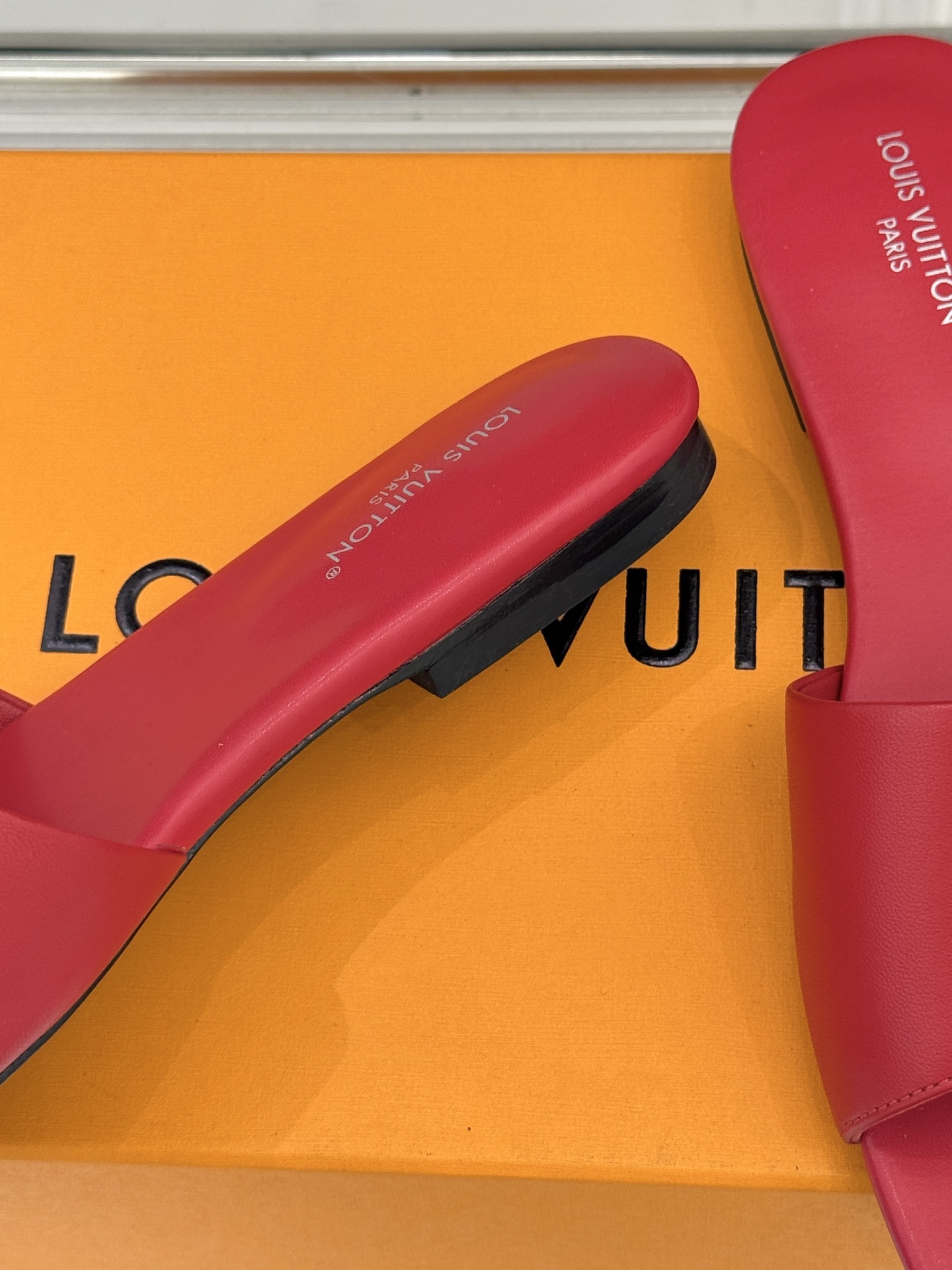 L*V驴牌经典爆款平底拖鞋它的设计简约而不失格调LV标识以金属质感的扣饰形式点缀仿佛将整个品牌的格调与品