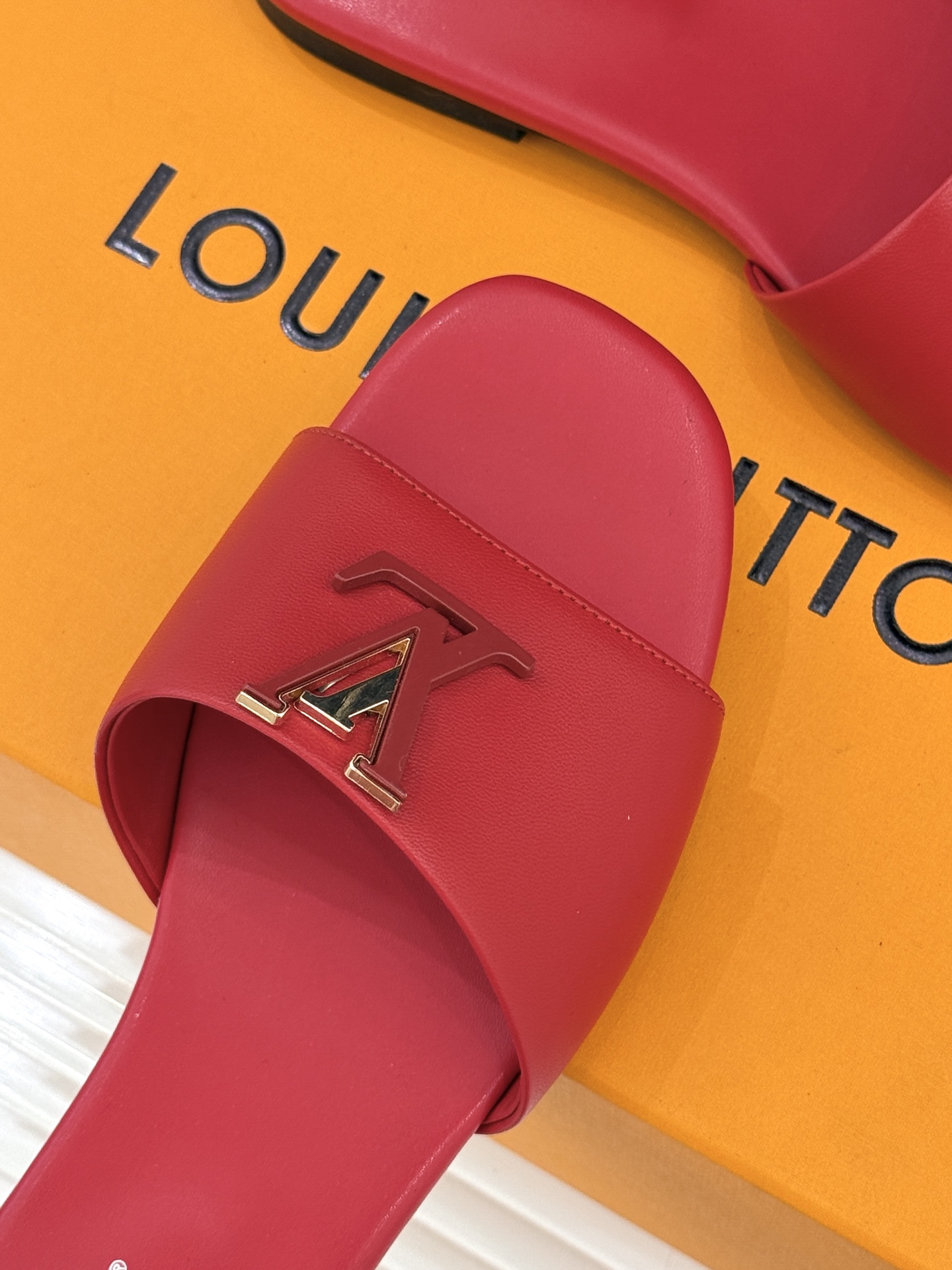 L*V驴牌经典爆款平底拖鞋它的设计简约而不失格调LV标识以金属质感的扣饰形式点缀仿佛将整个品牌的格调与品