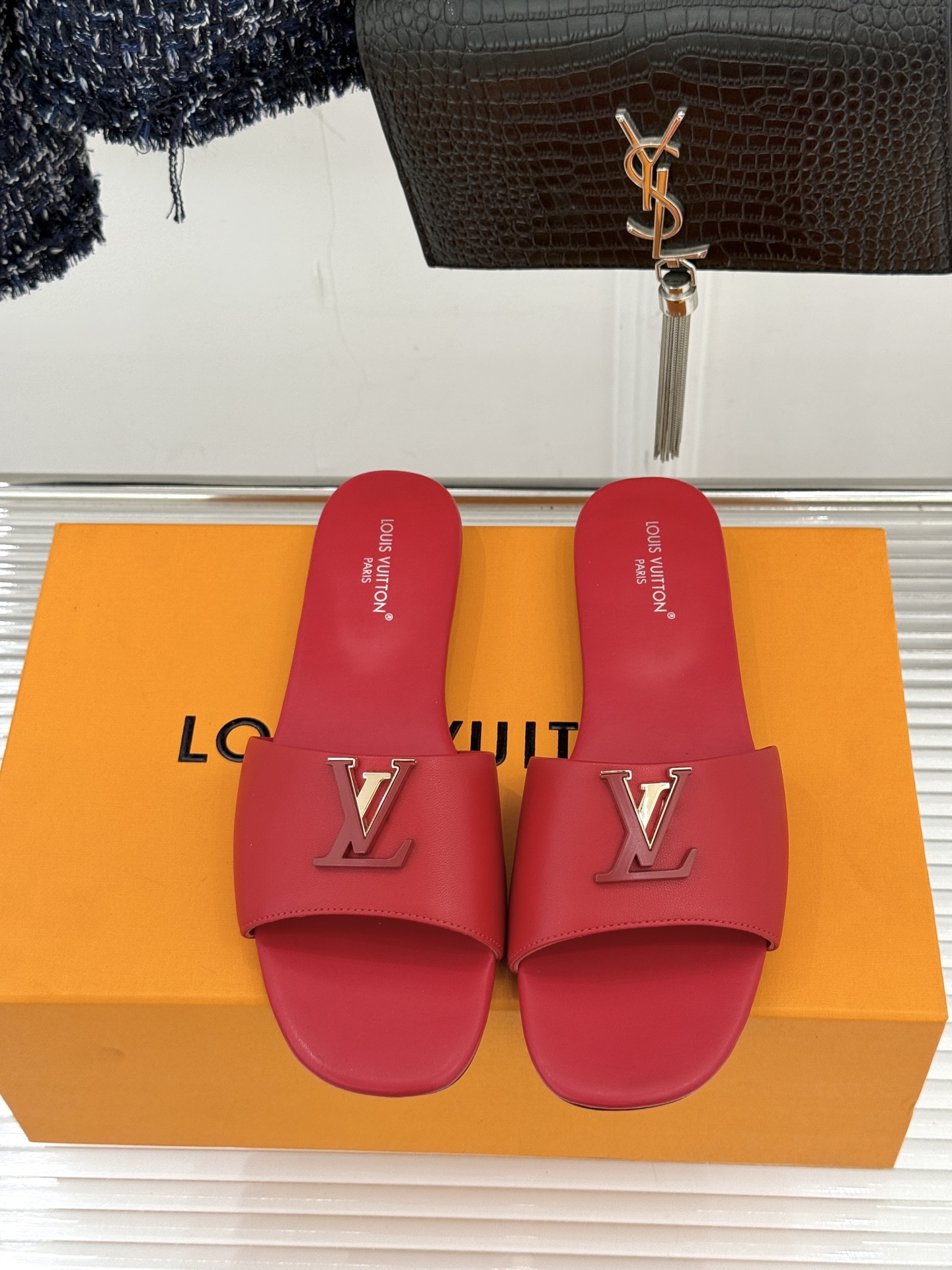 L*V驴牌经典爆款平底拖鞋它的设计简约而不失格调LV标识以金属质感的扣饰形式点缀仿佛将整个品牌的格调与品