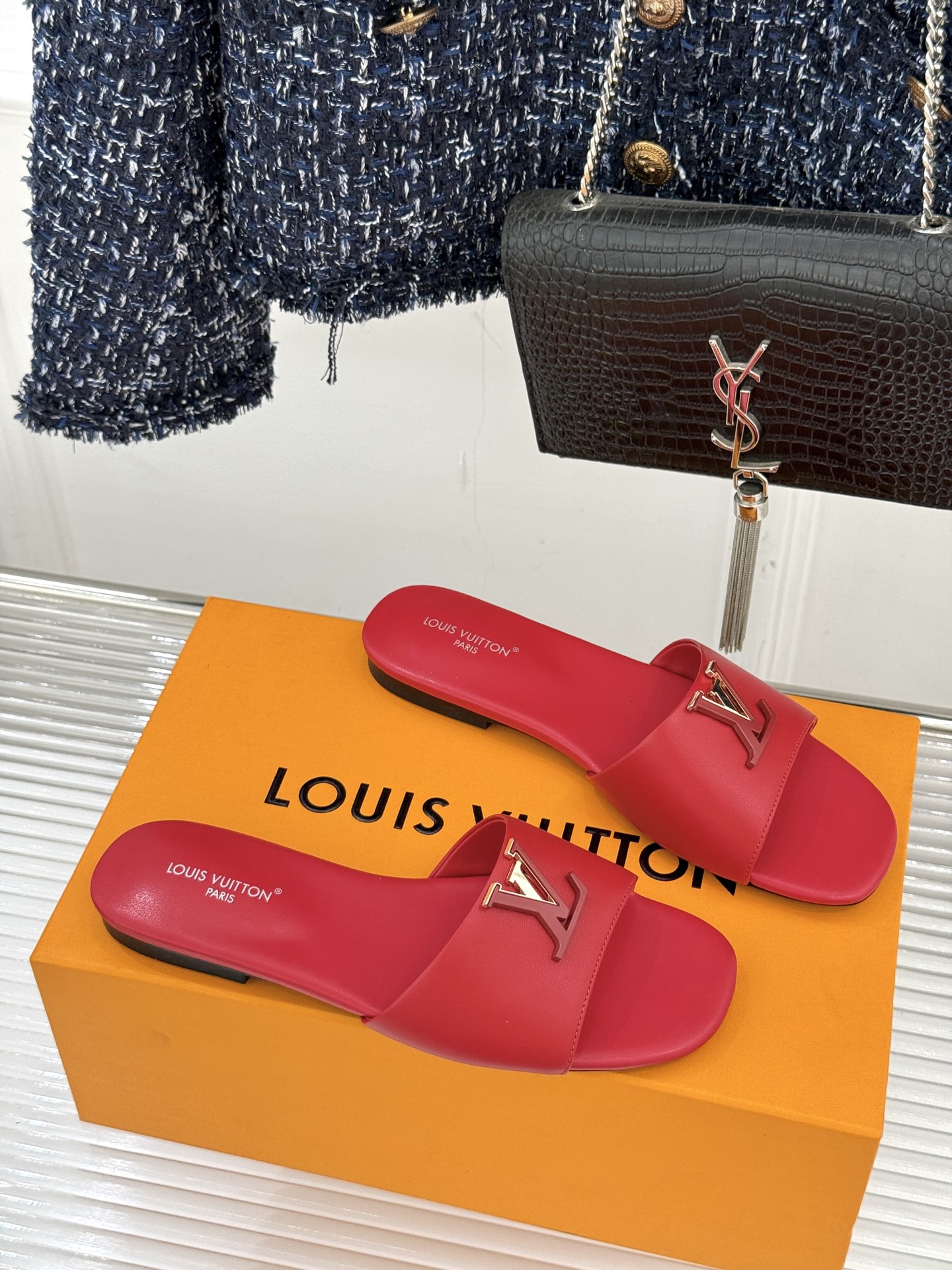 L*V驴牌经典爆款平底拖鞋它的设计简约而不失格调LV标识以金属质感的扣饰形式点缀仿佛将整个品牌的格调与品