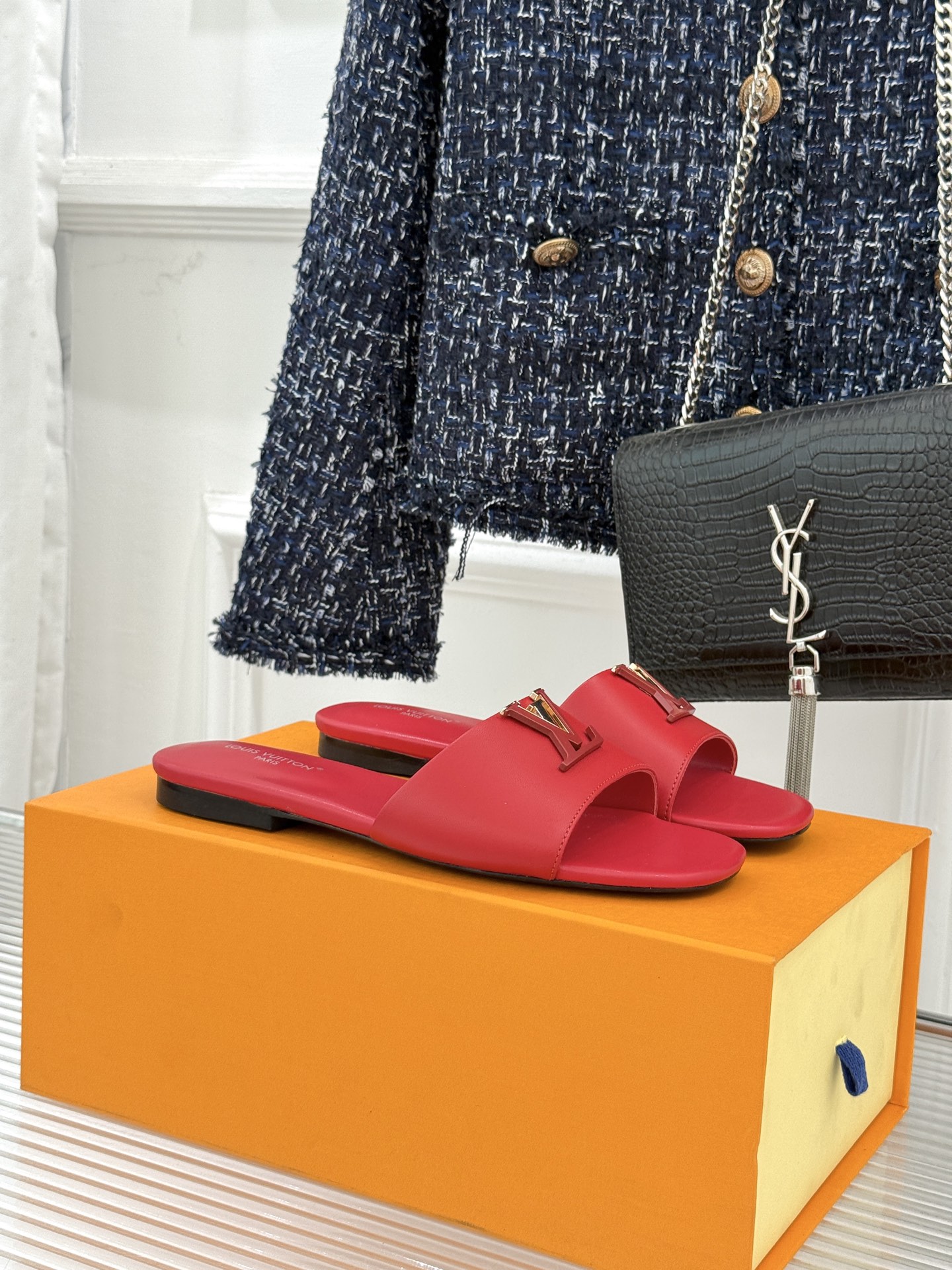 L*V驴牌经典爆款平底拖鞋它的设计简约而不失格调LV标识以金属质感的扣饰形式点缀仿佛将整个品牌的格调与品