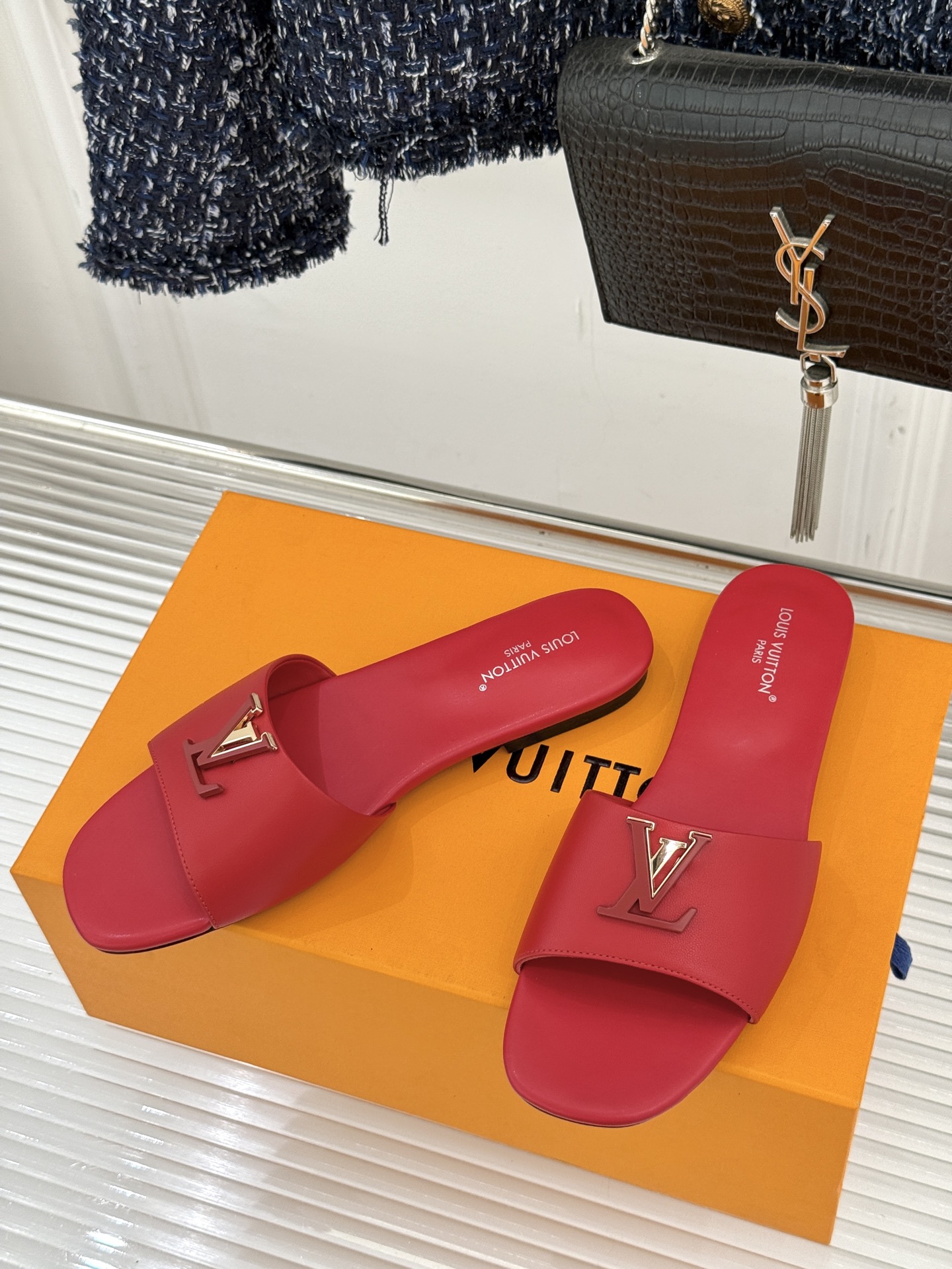L*V驴牌经典爆款平底拖鞋它的设计简约而不失格调LV标识以金属质感的扣饰形式点缀仿佛将整个品牌的格调与品