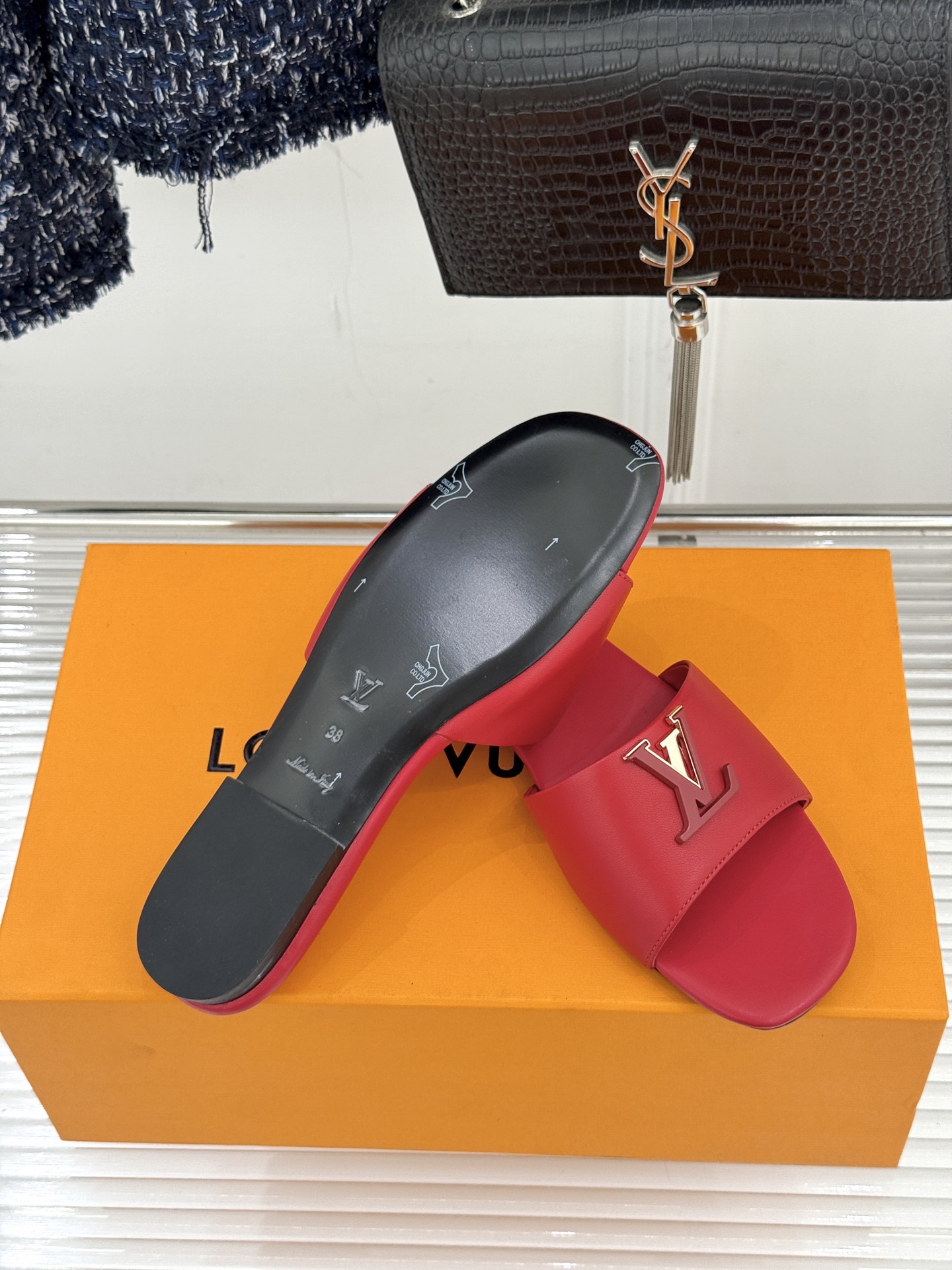 L*V驴牌经典爆款平底拖鞋它的设计简约而不失格调LV标识以金属质感的扣饰形式点缀仿佛将整个品牌的格调与品