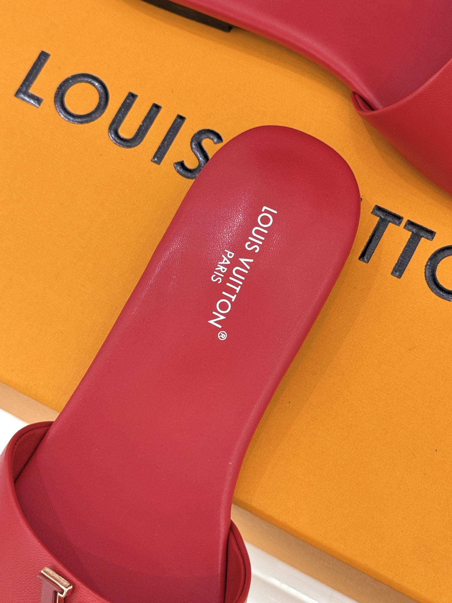 L*V驴牌经典爆款平底拖鞋它的设计简约而不失格调LV标识以金属质感的扣饰形式点缀仿佛将整个品牌的格调与品