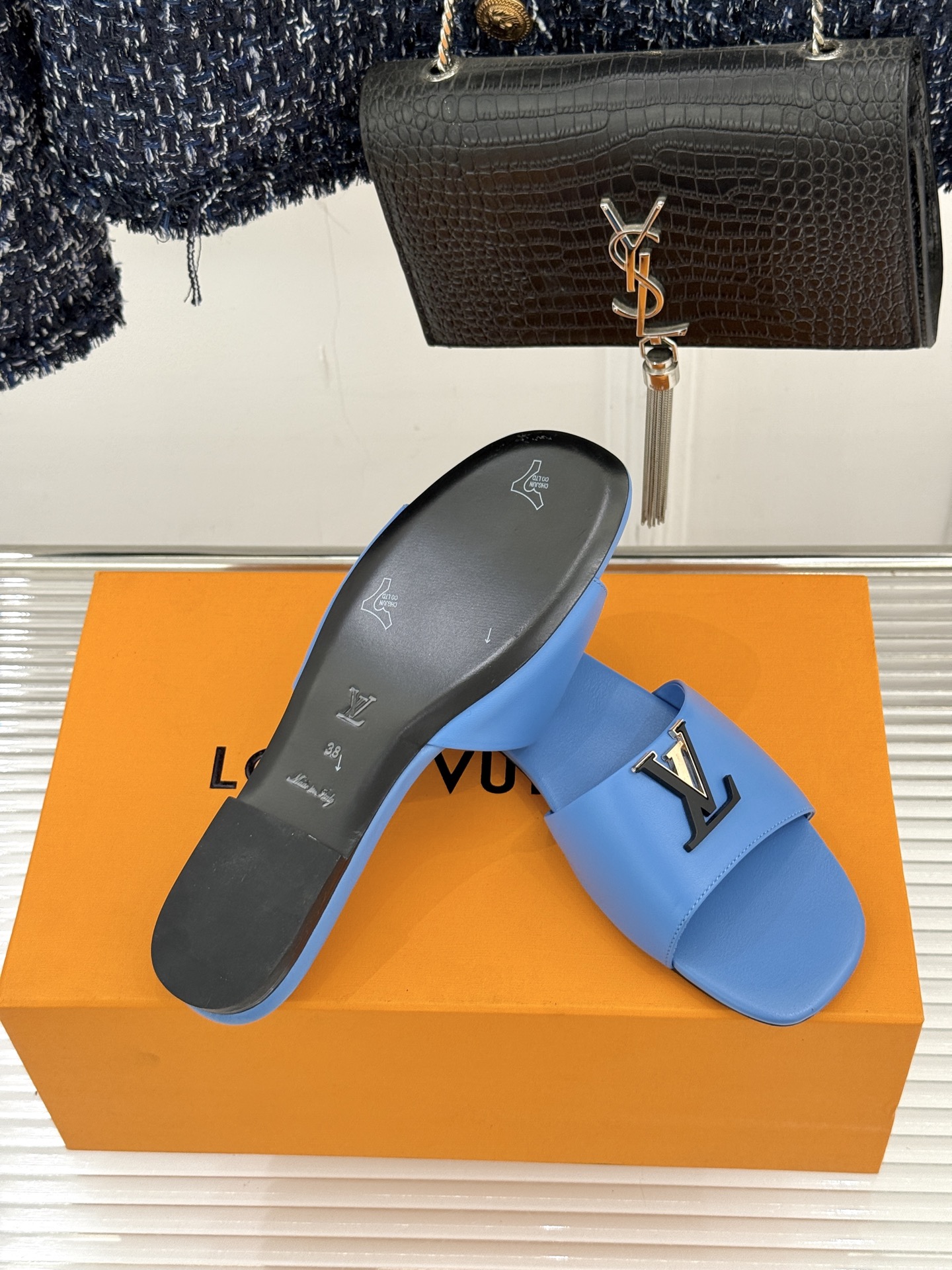 L*V驴牌经典爆款平底拖鞋它的设计简约而不失格调LV标识以金属质感的扣饰形式点缀仿佛将整个品牌的格调与品