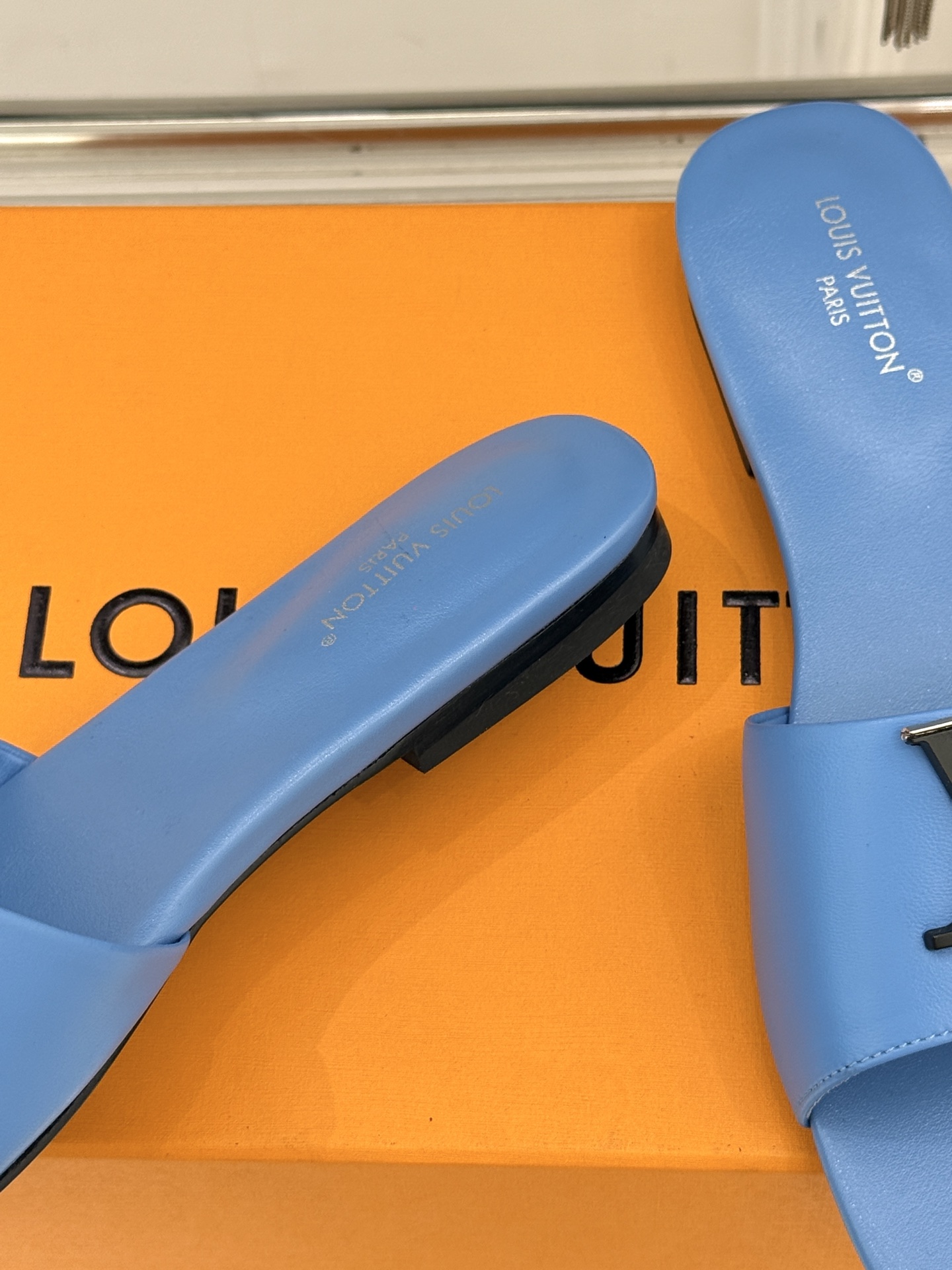 L*V驴牌经典爆款平底拖鞋它的设计简约而不失格调LV标识以金属质感的扣饰形式点缀仿佛将整个品牌的格调与品