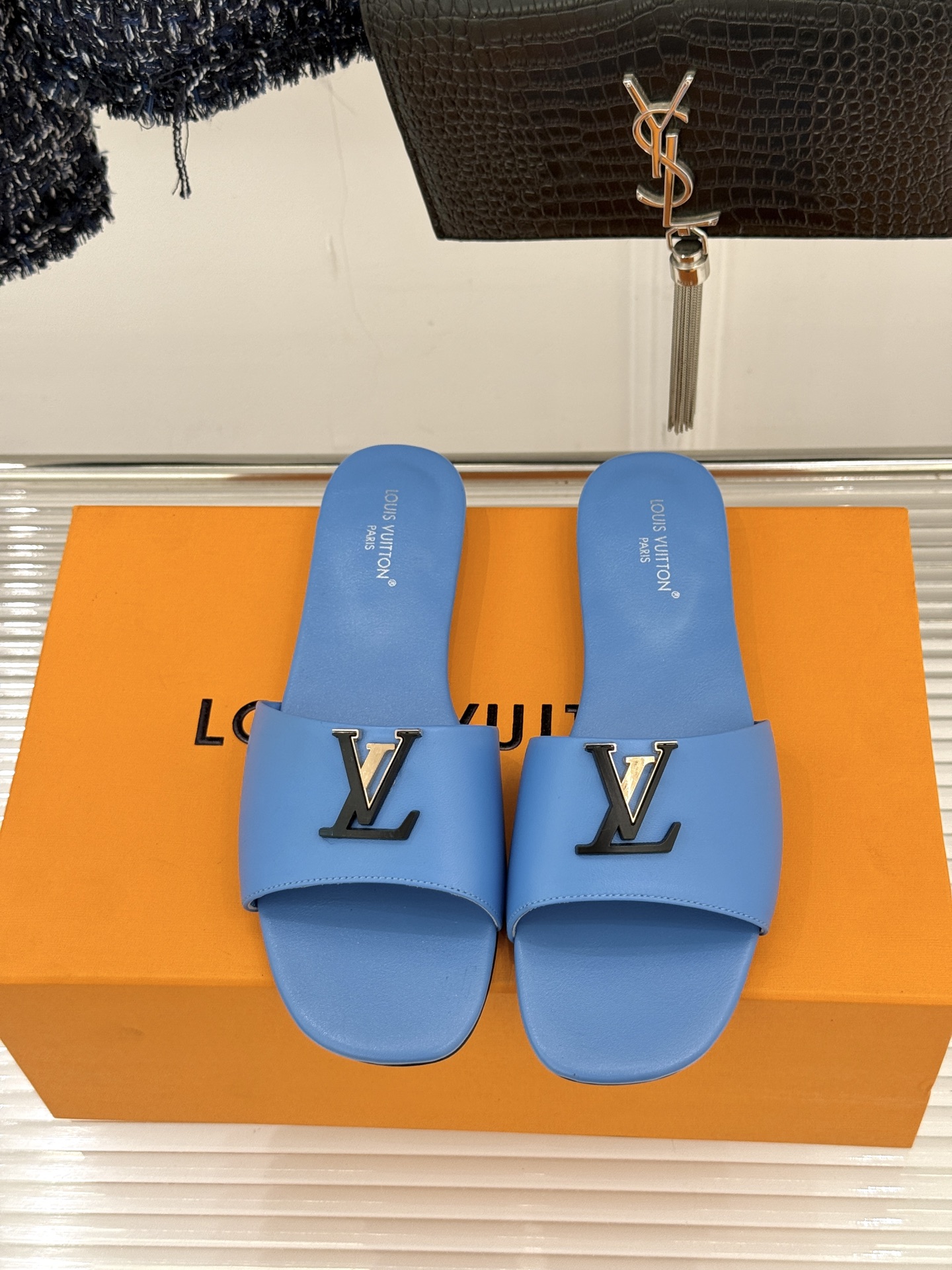 L*V驴牌经典爆款平底拖鞋它的设计简约而不失格调LV标识以金属质感的扣饰形式点缀仿佛将整个品牌的格调与品