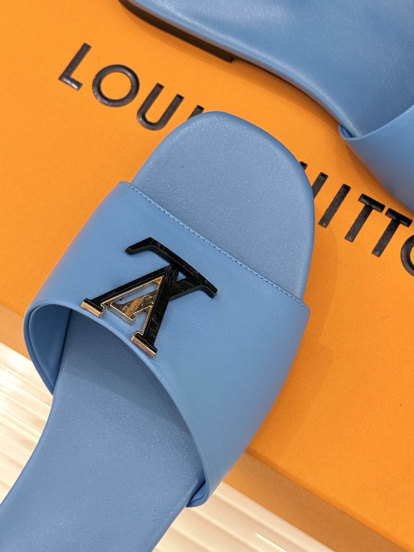 L*V驴牌经典爆款平底拖鞋它的设计简约而不失格调LV标识以金属质感的扣饰形式点缀仿佛将整个品牌的格调与品