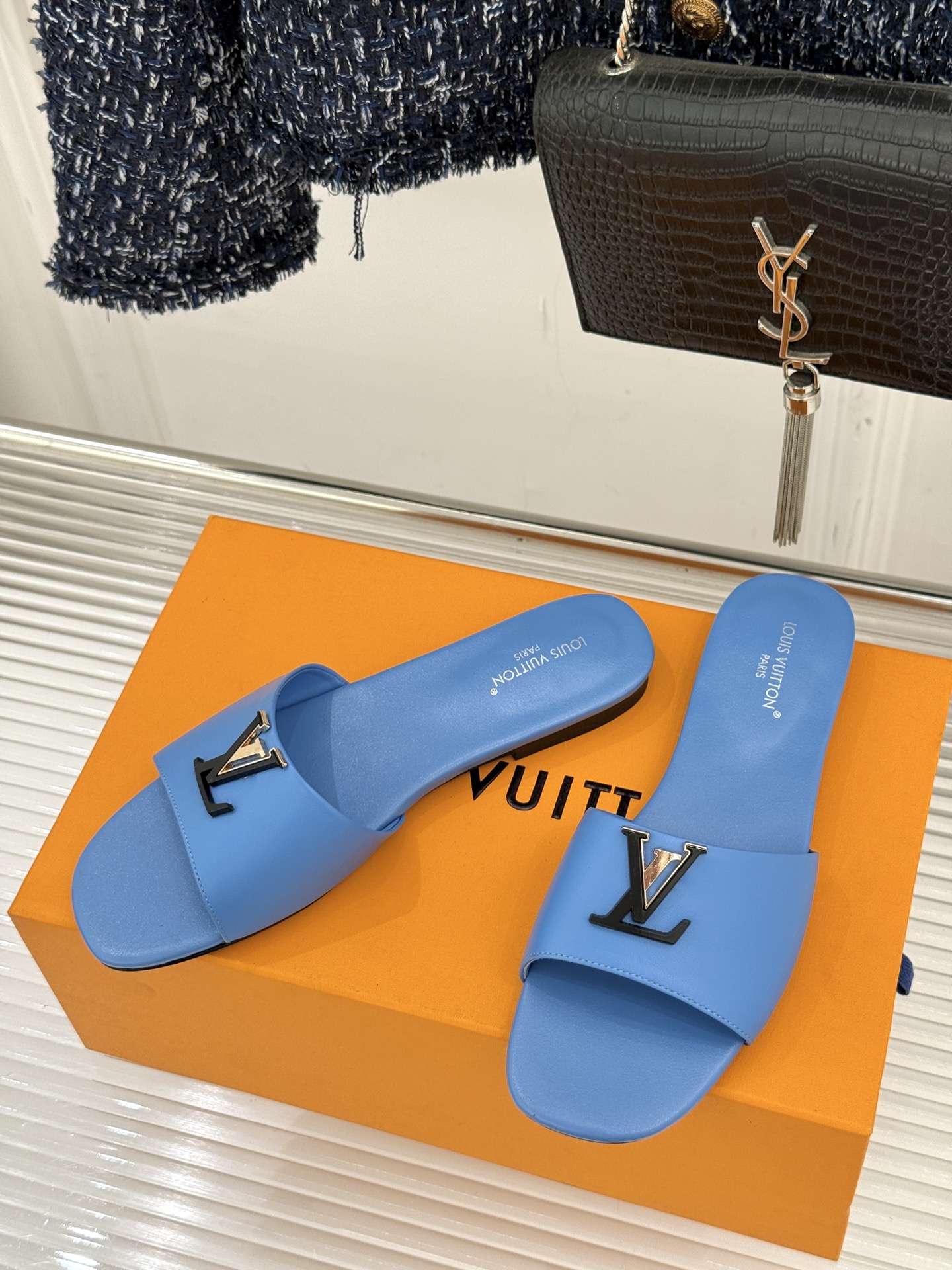 L*V驴牌经典爆款平底拖鞋它的设计简约而不失格调LV标识以金属质感的扣饰形式点缀仿佛将整个品牌的格调与品