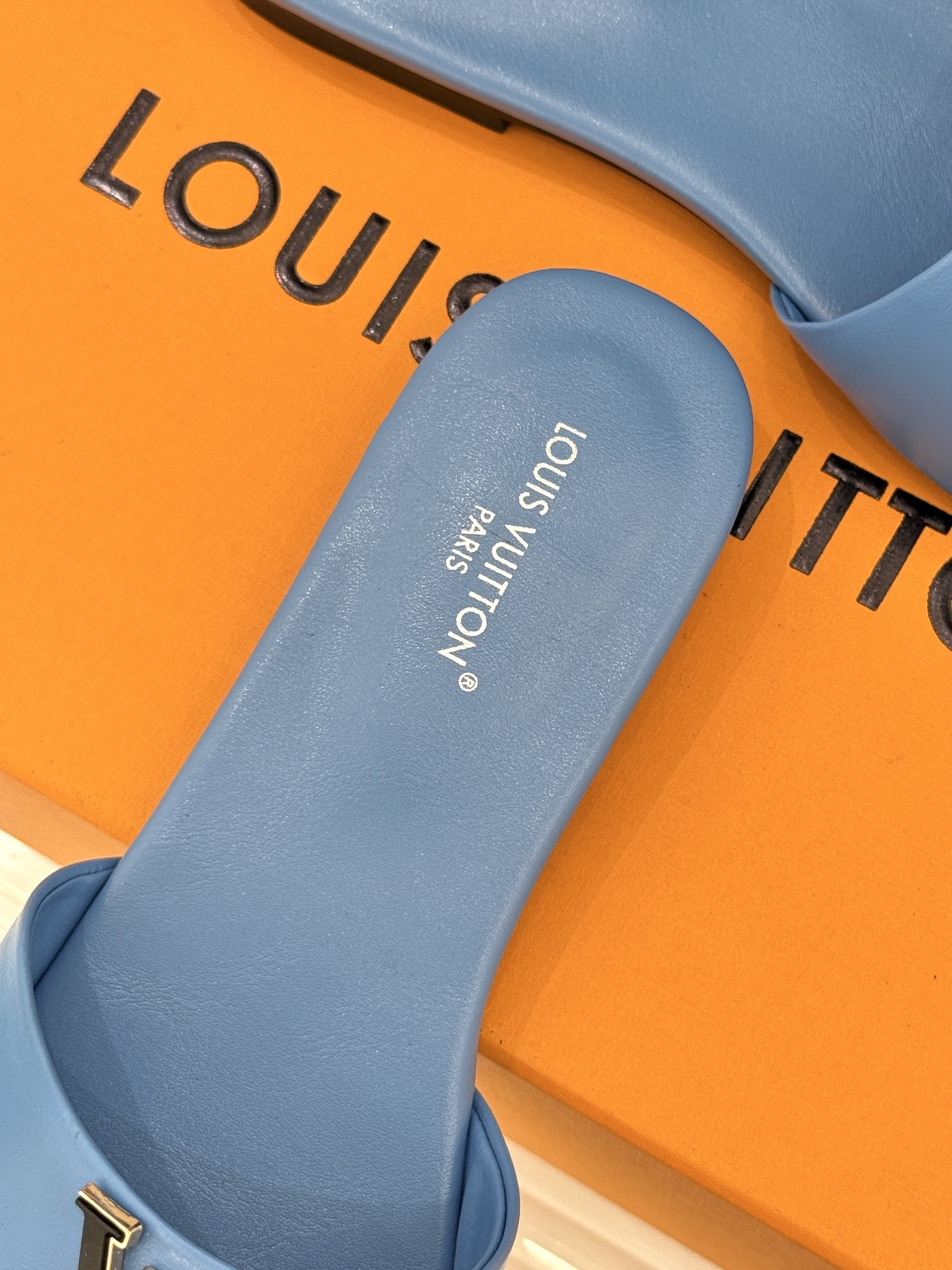 L*V驴牌经典爆款平底拖鞋它的设计简约而不失格调LV标识以金属质感的扣饰形式点缀仿佛将整个品牌的格调与品