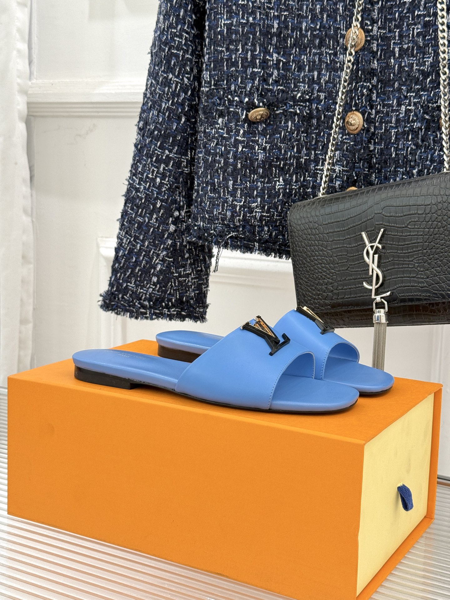 L*V驴牌经典爆款平底拖鞋它的设计简约而不失格调LV标识以金属质感的扣饰形式点缀仿佛将整个品牌的格调与品