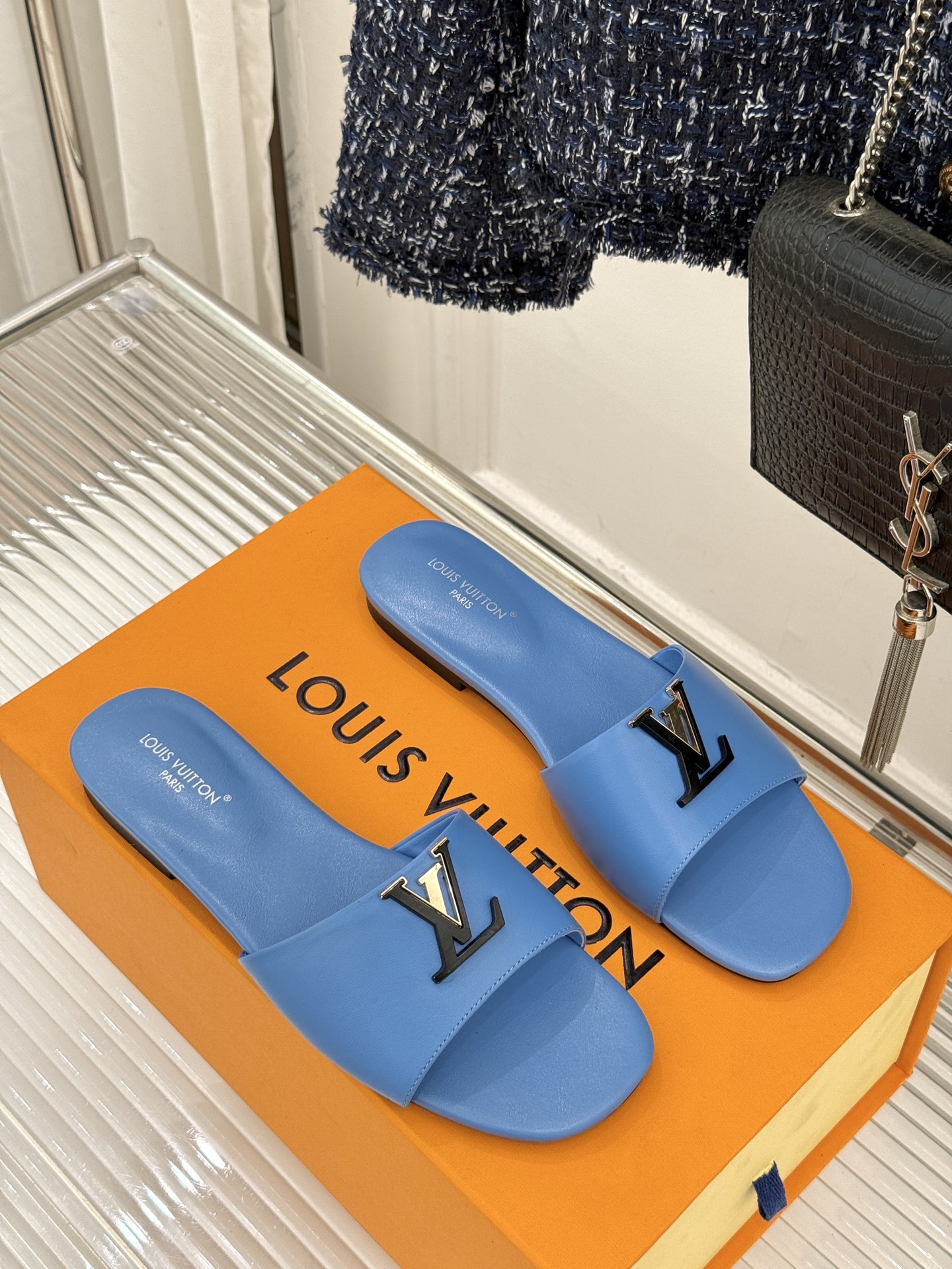 L*V驴牌经典爆款平底拖鞋它的设计简约而不失格调LV标识以金属质感的扣饰形式点缀仿佛将整个品牌的格调与品