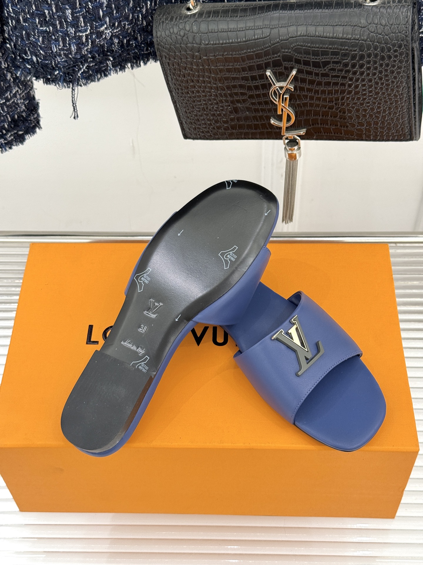 L*V驴牌经典爆款平底拖鞋它的设计简约而不失格调LV标识以金属质感的扣饰形式点缀仿佛将整个品牌的格调与品