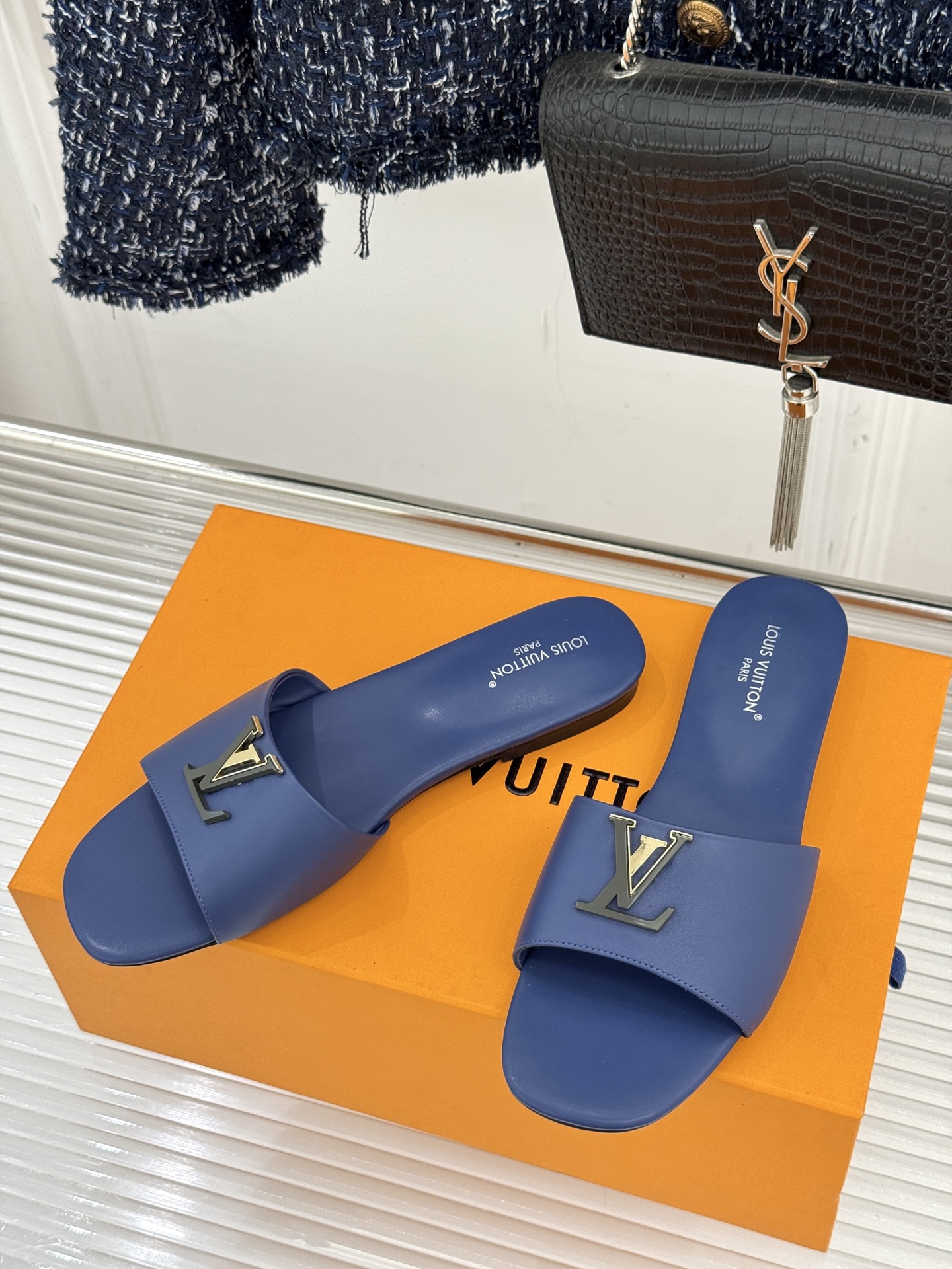 L*V驴牌经典爆款平底拖鞋它的设计简约而不失格调LV标识以金属质感的扣饰形式点缀仿佛将整个品牌的格调与品