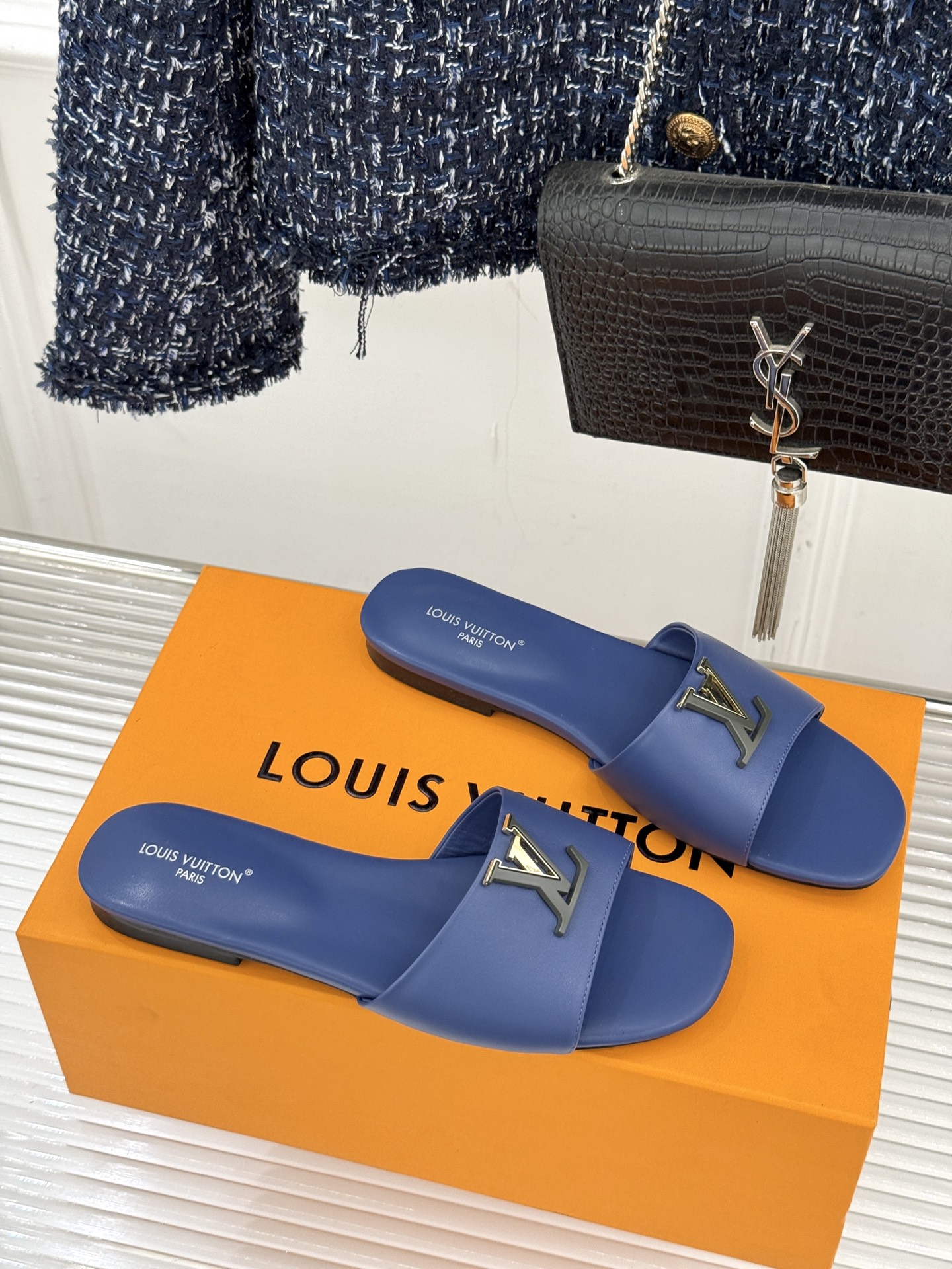 L*V驴牌经典爆款平底拖鞋它的设计简约而不失格调LV标识以金属质感的扣饰形式点缀仿佛将整个品牌的格调与品
