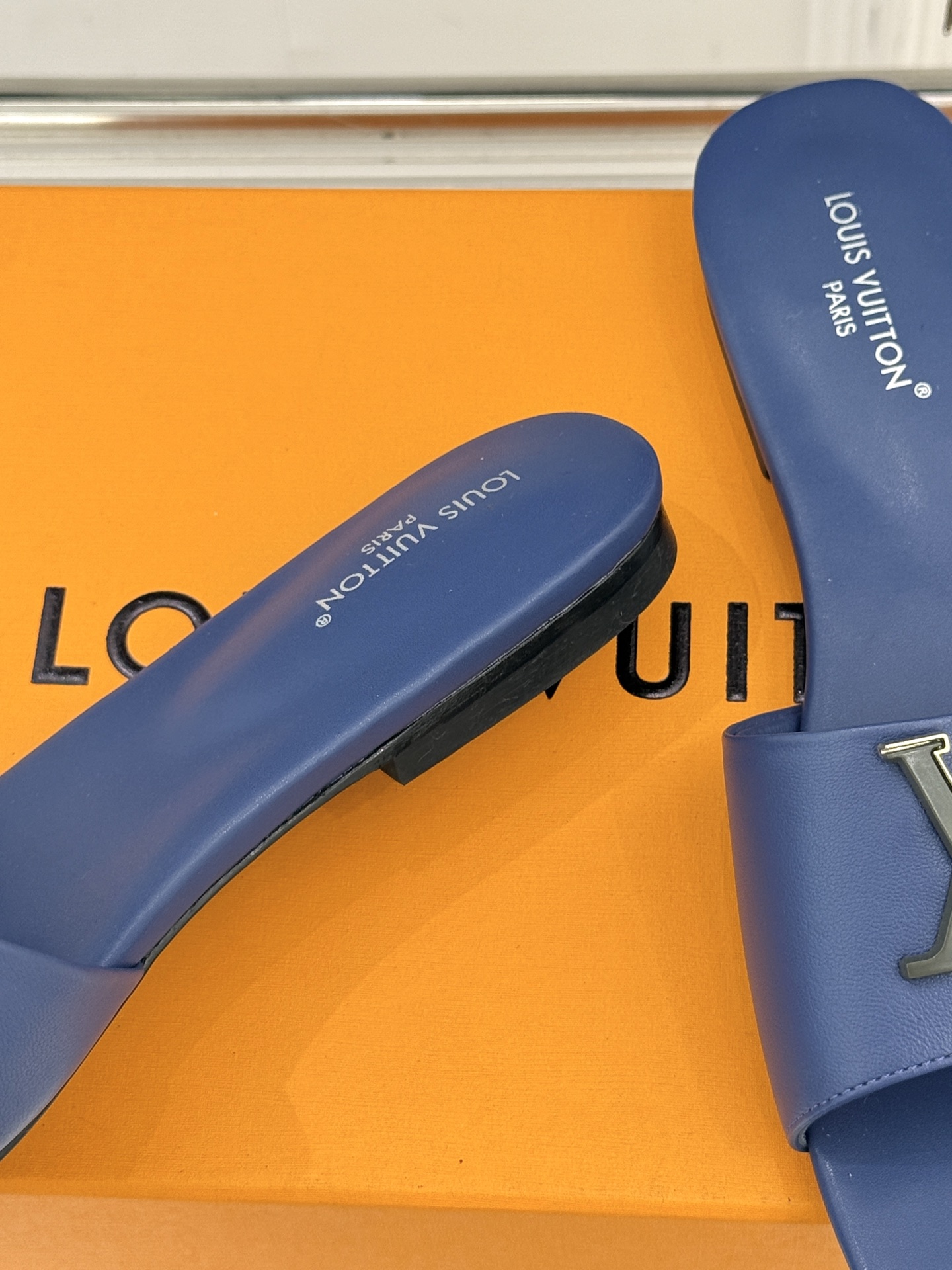 L*V驴牌经典爆款平底拖鞋它的设计简约而不失格调LV标识以金属质感的扣饰形式点缀仿佛将整个品牌的格调与品