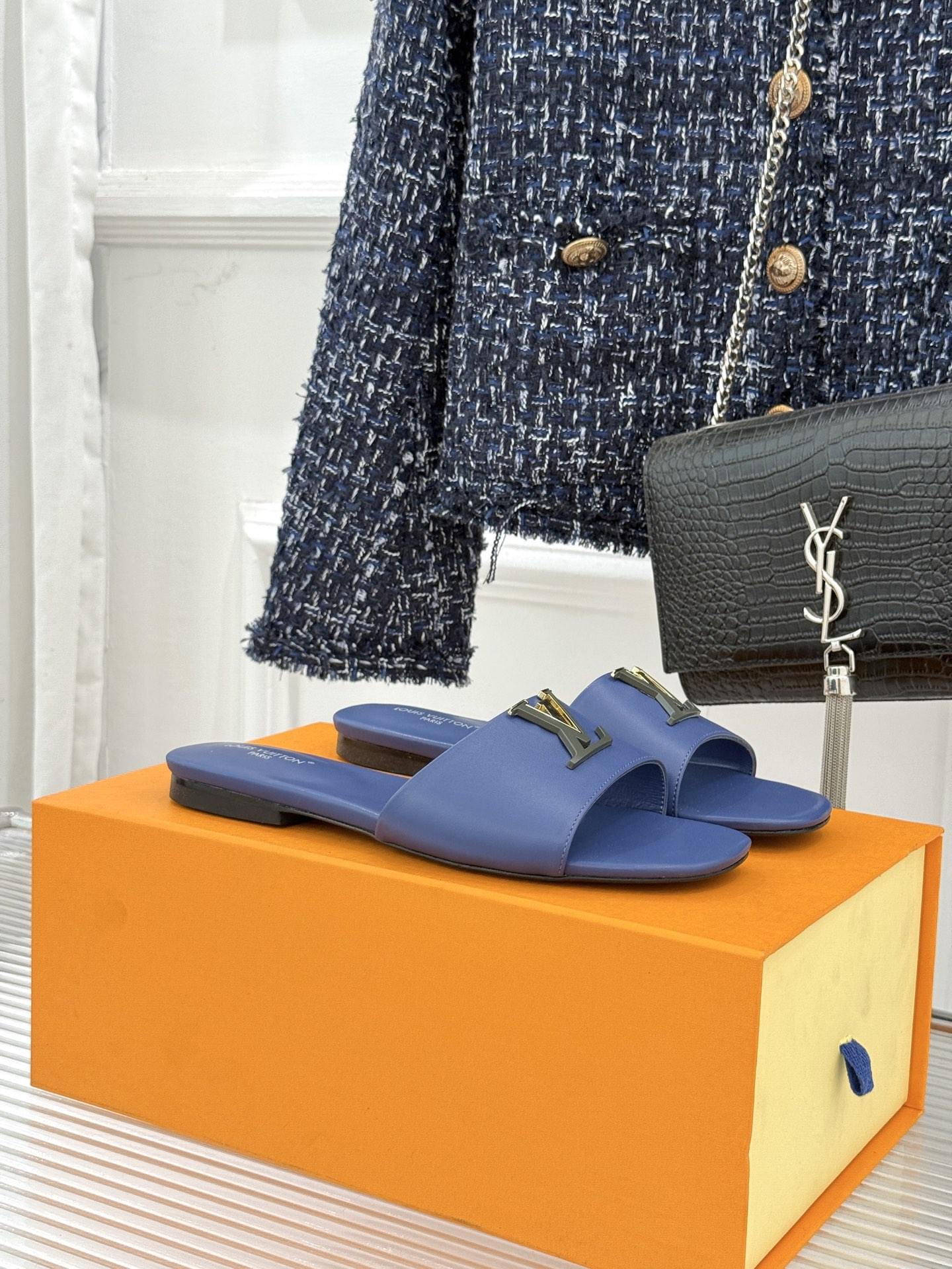 NO:707954,L*V donkey brand's classic and popular flat slippers. Its design is simple but stylish. The LV logo is embellished with metallic buckles. It seems that the style and quality of the entire brand are tied to the feet. They inadvertently reveal a sense of luxury with every movement. Whether paired with a simple white T-shirt and blue jeans to create a casual casual style, or paired with an elegant dress to attend a romantic seaside dinner, they can easily hold the whole audience and become the finishing touch of your overall look.  The fabric is made of original customized material, the inner pads are all sheepskin, the Italian imported cowhide outsole size35-39 (customized 40/41/42), slippers, louis vuitton, louis vuitton, slippers, skirts, jeans, tees, t-shirt, cowhide, sheepskin19860909L*V驴牌经典爆款平底拖鞋 它的设计简约而不失格调 LV标识以金属质感的扣饰形式点缀 仿佛将整个品牌的格调与品质都系在了脚上 举手投足间 不经意地流露出高级感 无论是搭配简约的白色T恤和蓝色牛仔裤 营造出随性的休闲风 还是配上飘逸的连衣裙 出席一场浪漫的海边晚宴 它都能轻松hold住全场 成为你整体造型的点睛之笔. 面料采用原版定制材质 内里垫脚均为羊皮 意大利进口牛皮大底 size35-39（40/41/42定制）,拖鞋,louis vuitton,louis vuitton,slippers,skirts,jeans,tees，t-shirt,cowhide,sheepskin,Women's Shoes