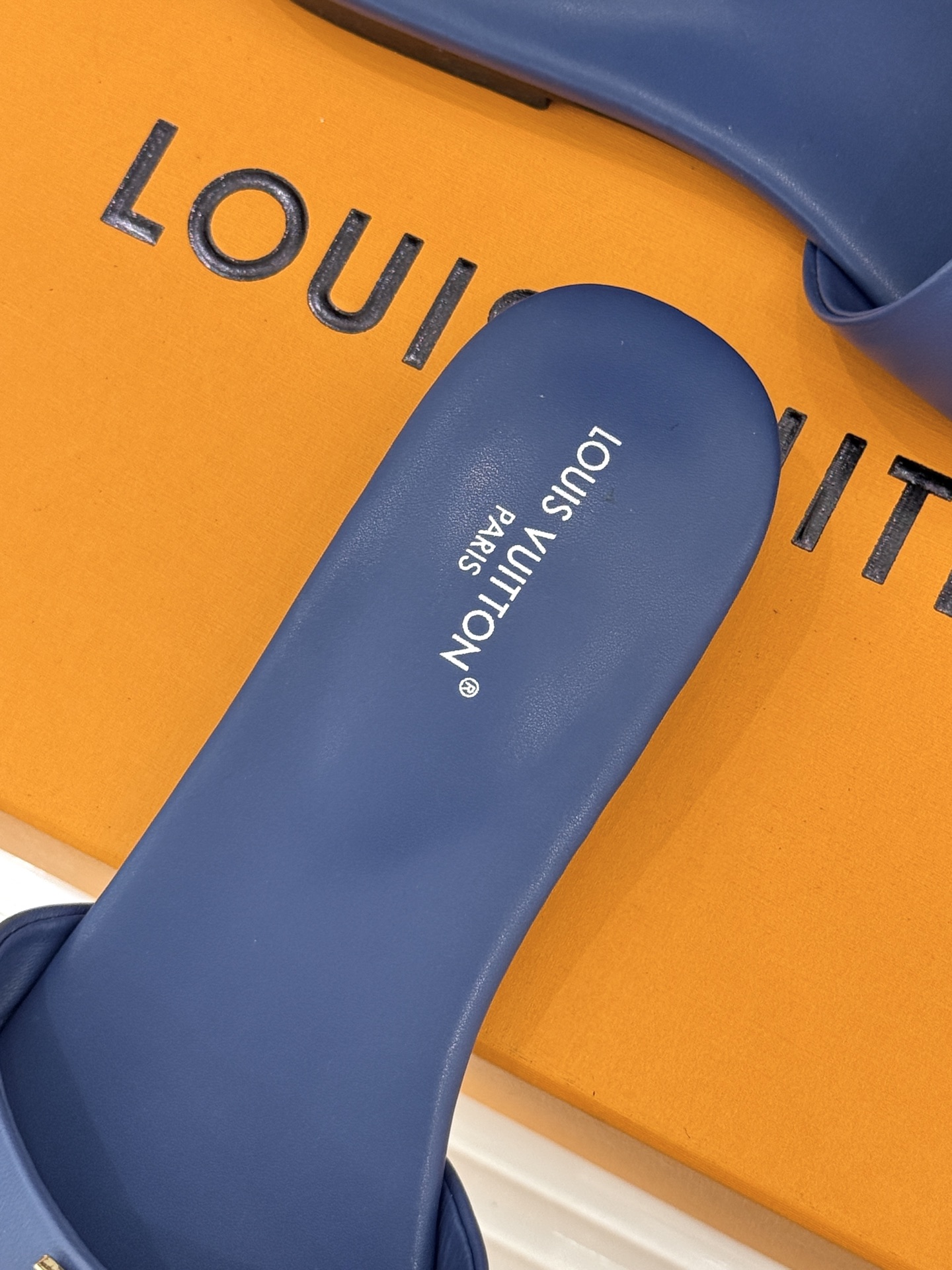 L*V驴牌经典爆款平底拖鞋它的设计简约而不失格调LV标识以金属质感的扣饰形式点缀仿佛将整个品牌的格调与品