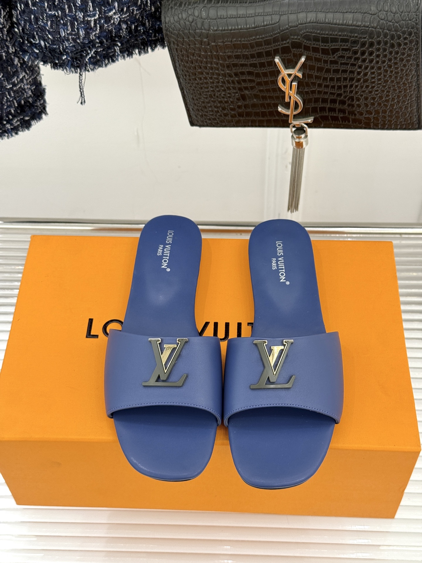 L*V驴牌经典爆款平底拖鞋它的设计简约而不失格调LV标识以金属质感的扣饰形式点缀仿佛将整个品牌的格调与品