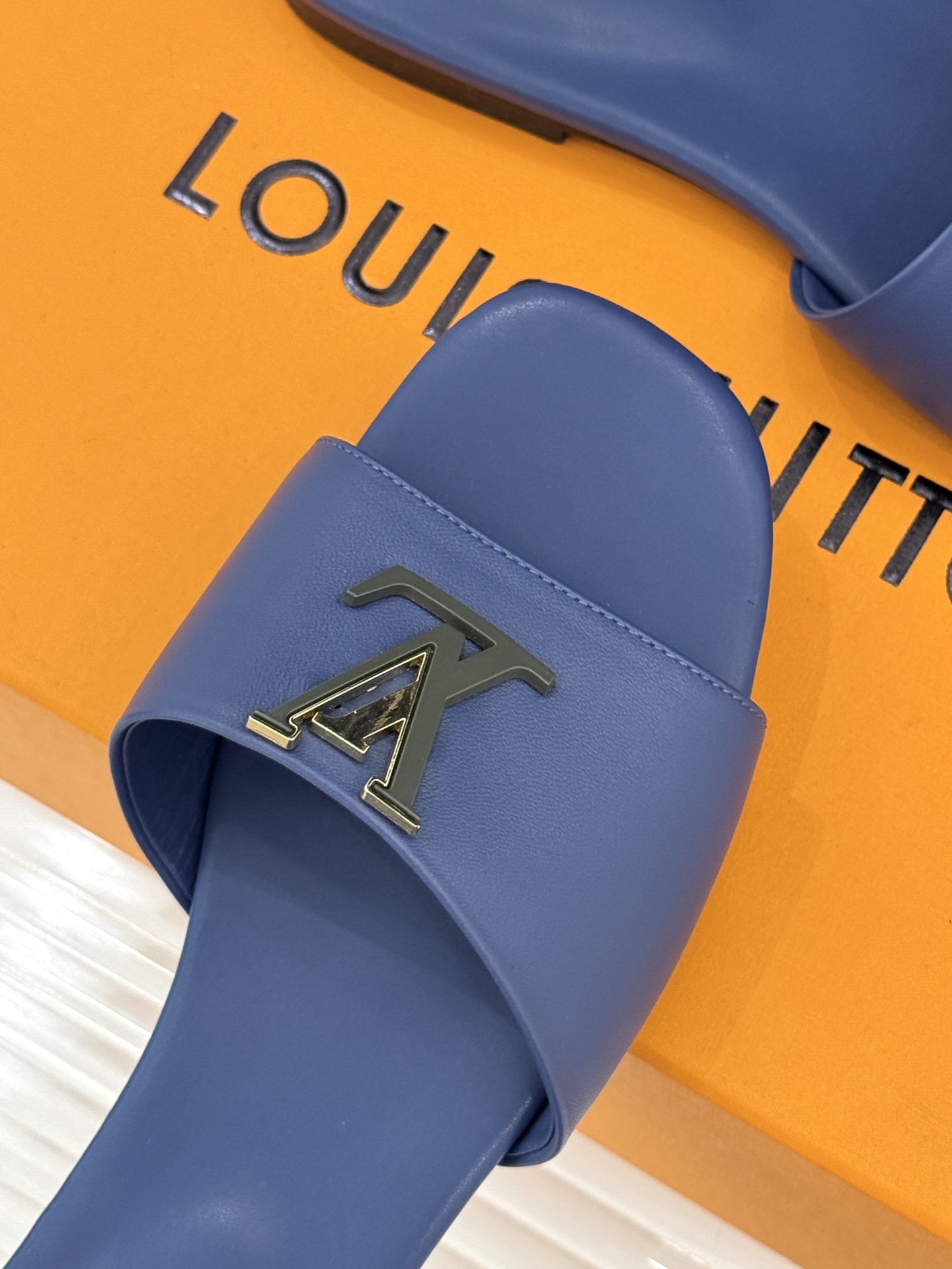 L*V驴牌经典爆款平底拖鞋它的设计简约而不失格调LV标识以金属质感的扣饰形式点缀仿佛将整个品牌的格调与品