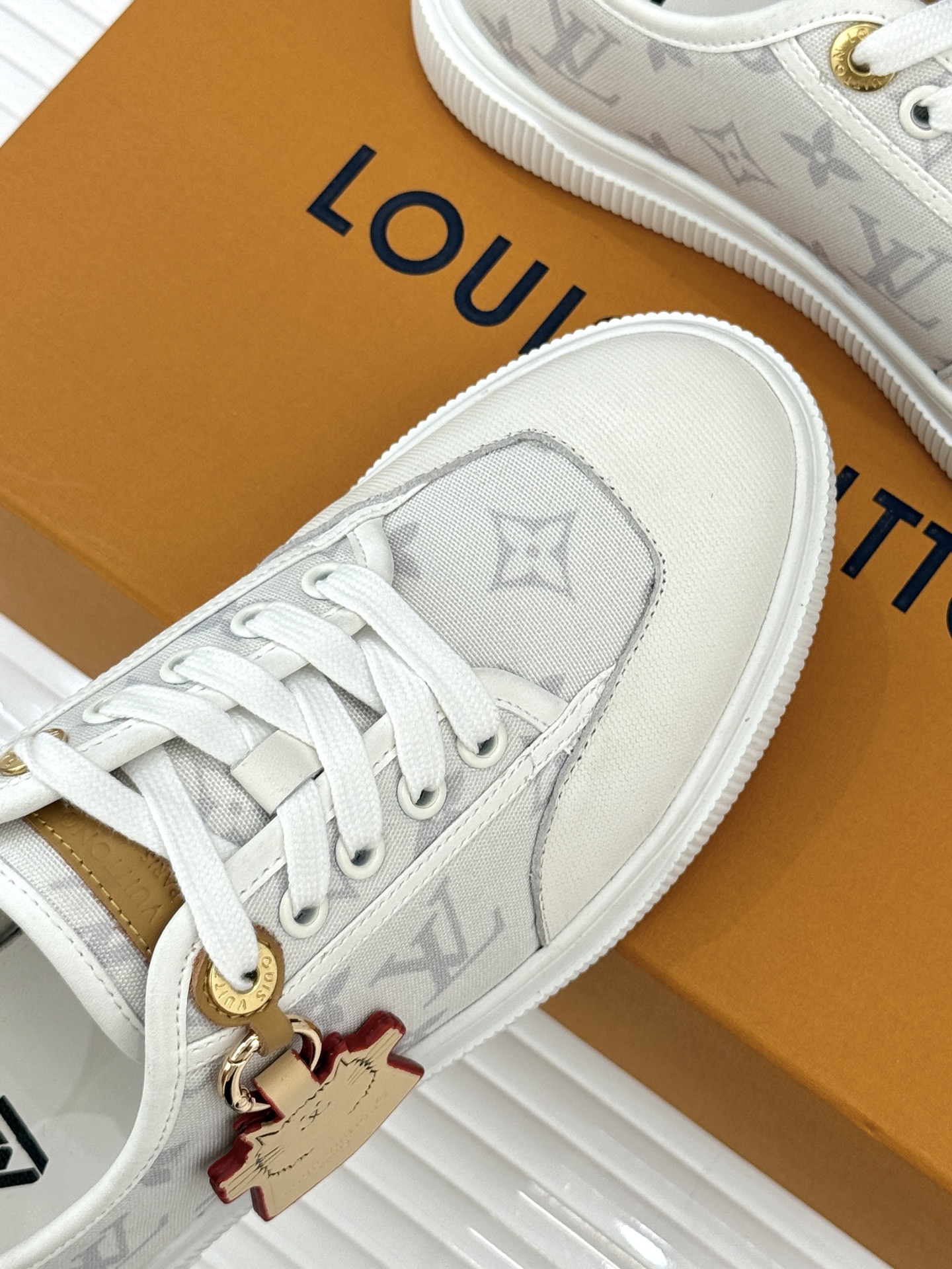 L*V驴家26WF早春新品老花休闲板鞋结合“居家奢华”与“松弛自由”的核心理念它将聚焦老花暗纹的低调质感