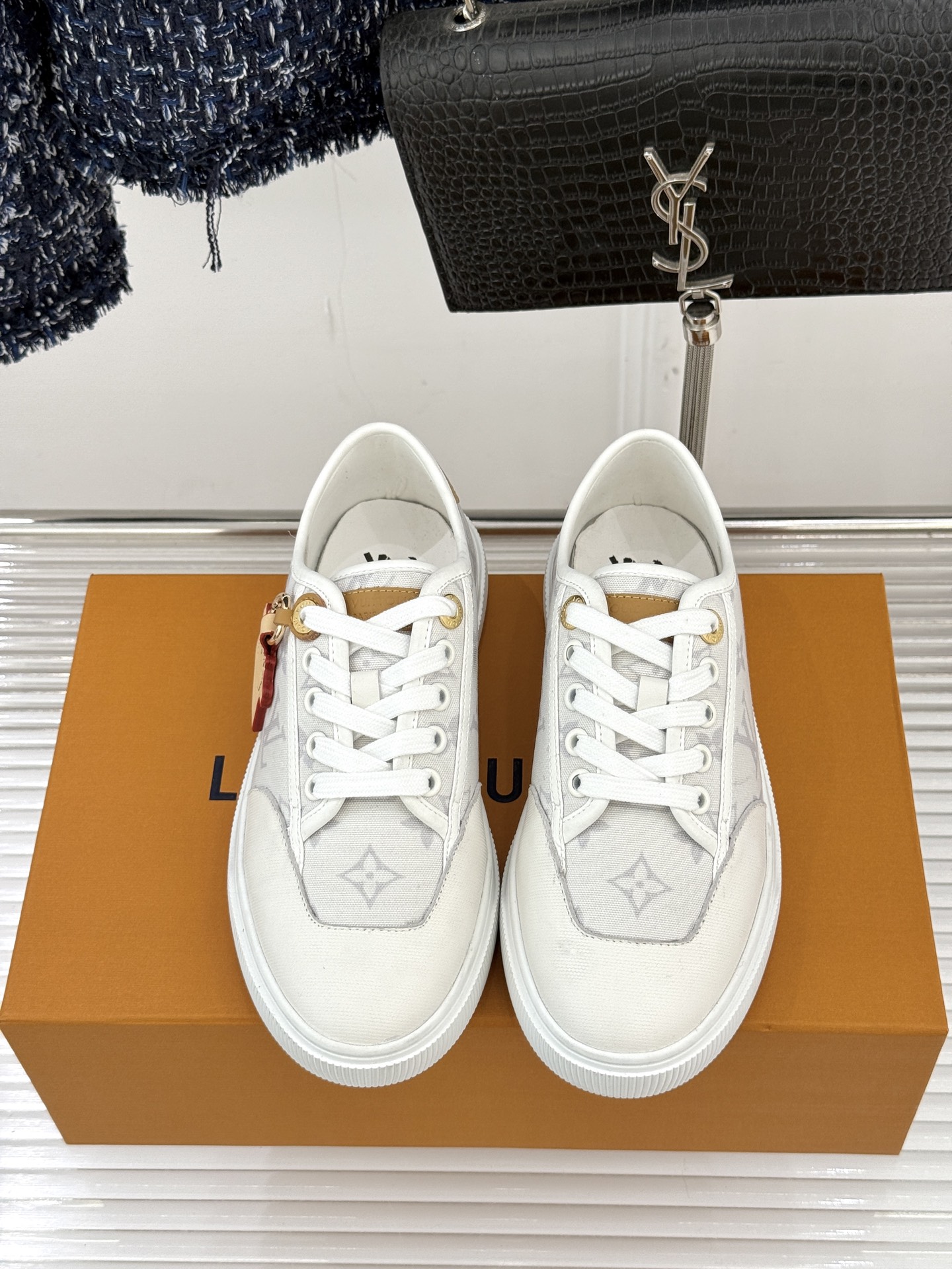 L*V驴家26WF早春新品老花休闲板鞋结合“居家奢华”与“松弛自由”的核心理念它将聚焦老花暗纹的低调质感