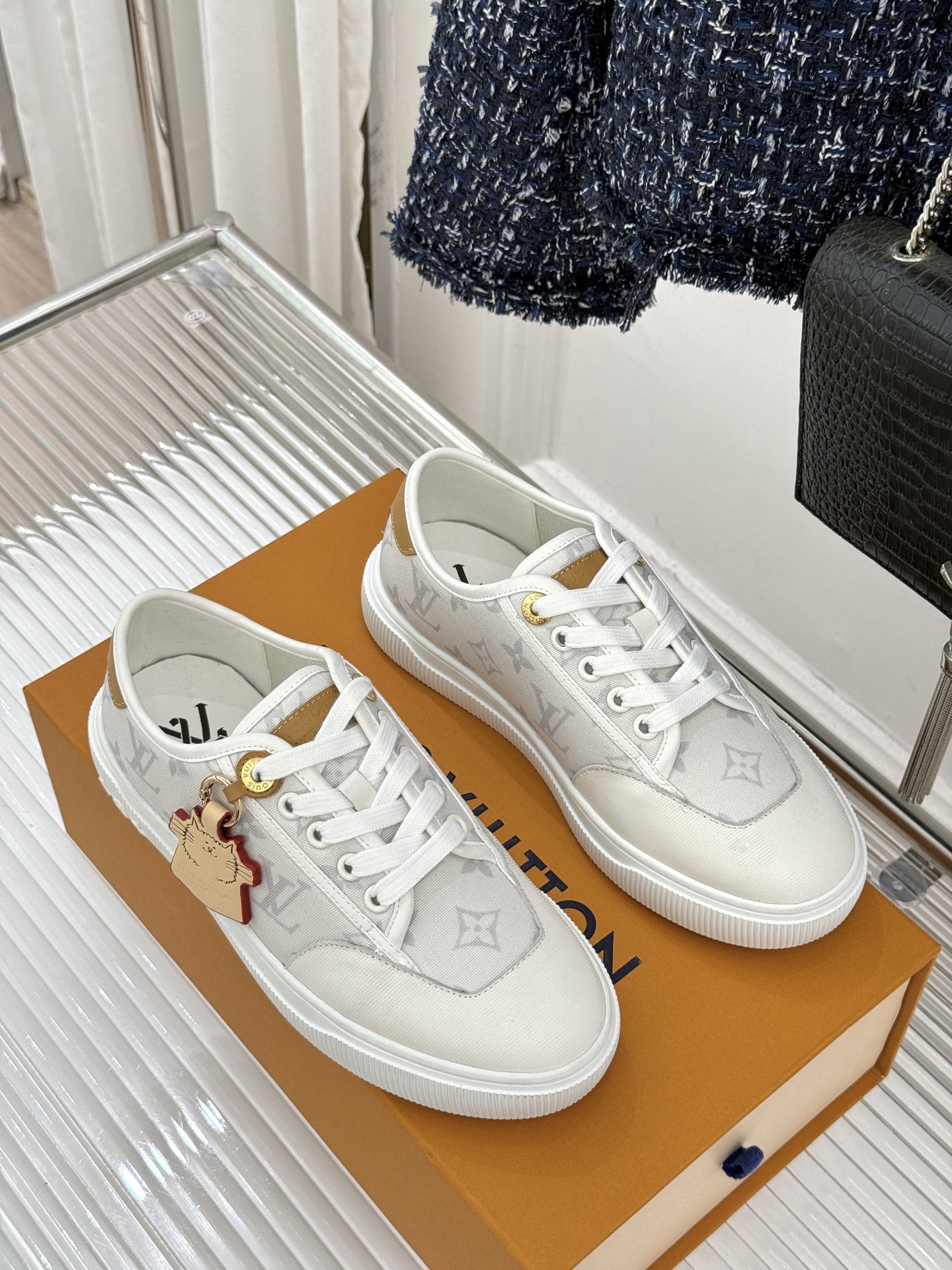 L*V驴家26WF早春新品老花休闲板鞋结合“居家奢华”与“松弛自由”的核心理念它将聚焦老花暗纹的低调质感