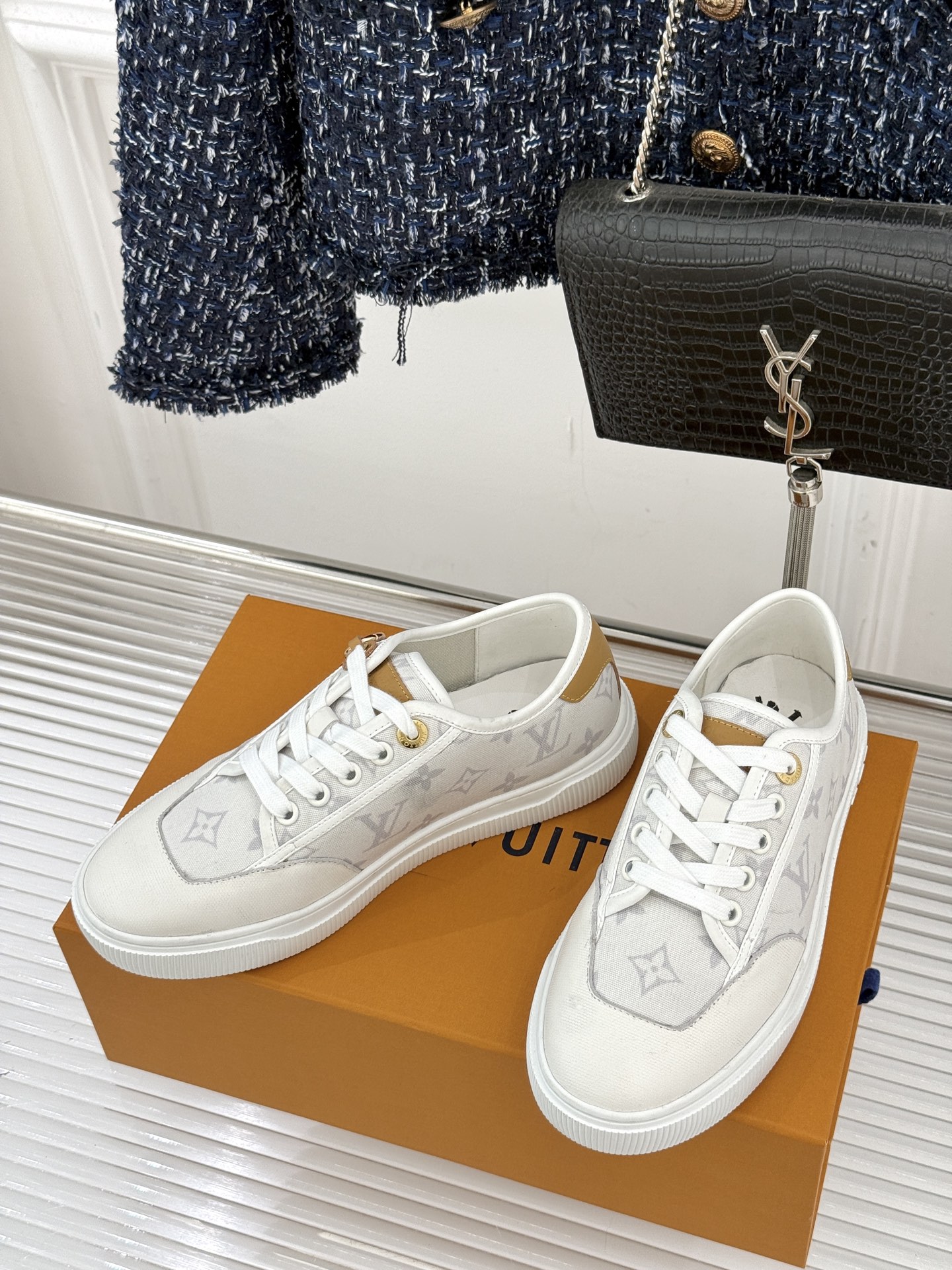 L*V驴家26WF早春新品老花休闲板鞋结合“居家奢华”与“松弛自由”的核心理念它将聚焦老花暗纹的低调质感