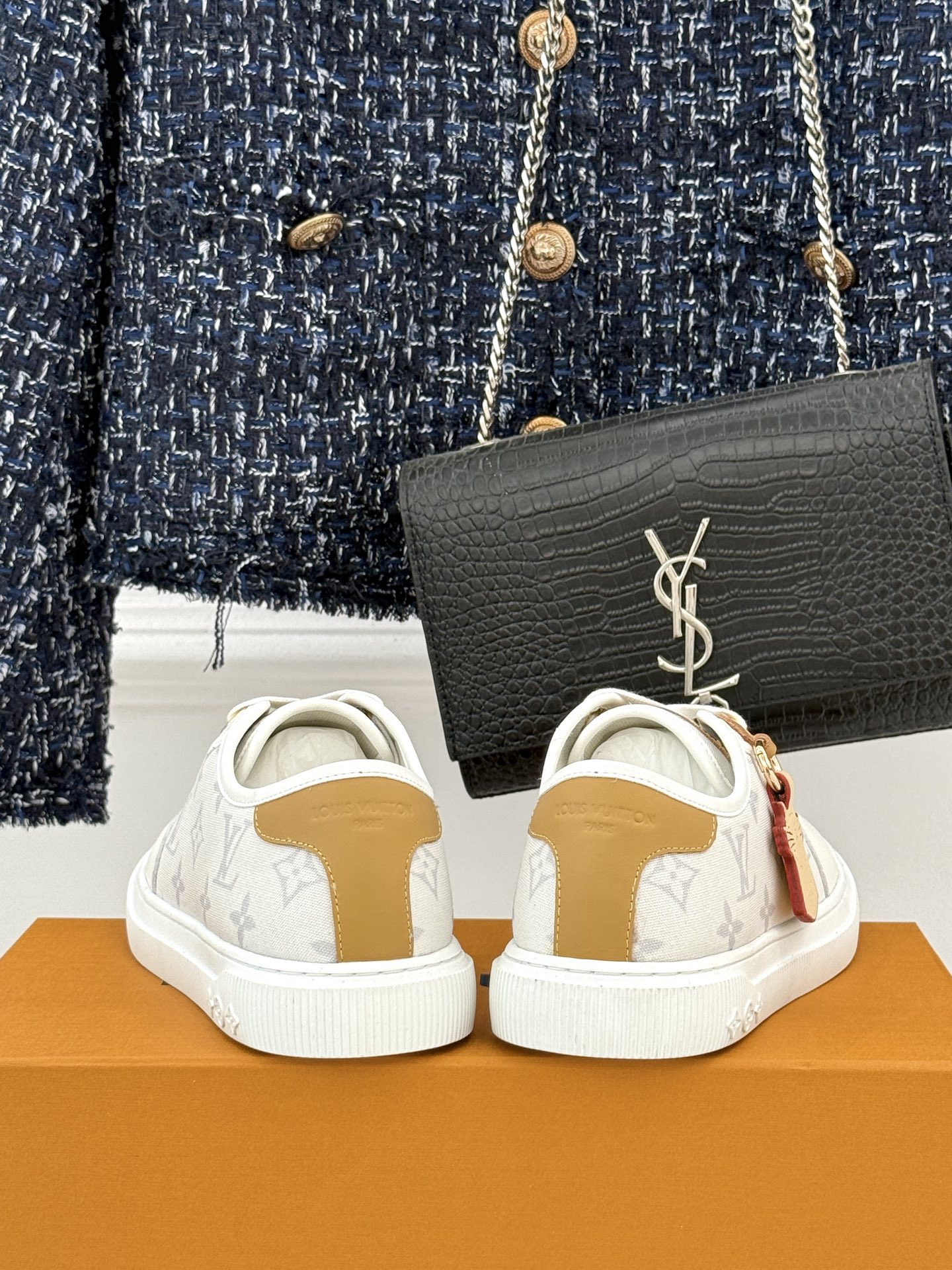 L*V驴家26WF早春新品老花休闲板鞋结合“居家奢华”与“松弛自由”的核心理念它将聚焦老花暗纹的低调质感