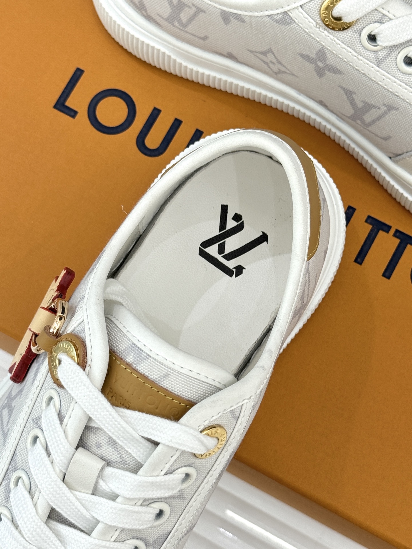 L*V驴家26WF早春新品老花休闲板鞋结合“居家奢华”与“松弛自由”的核心理念它将聚焦老花暗纹的低调质感