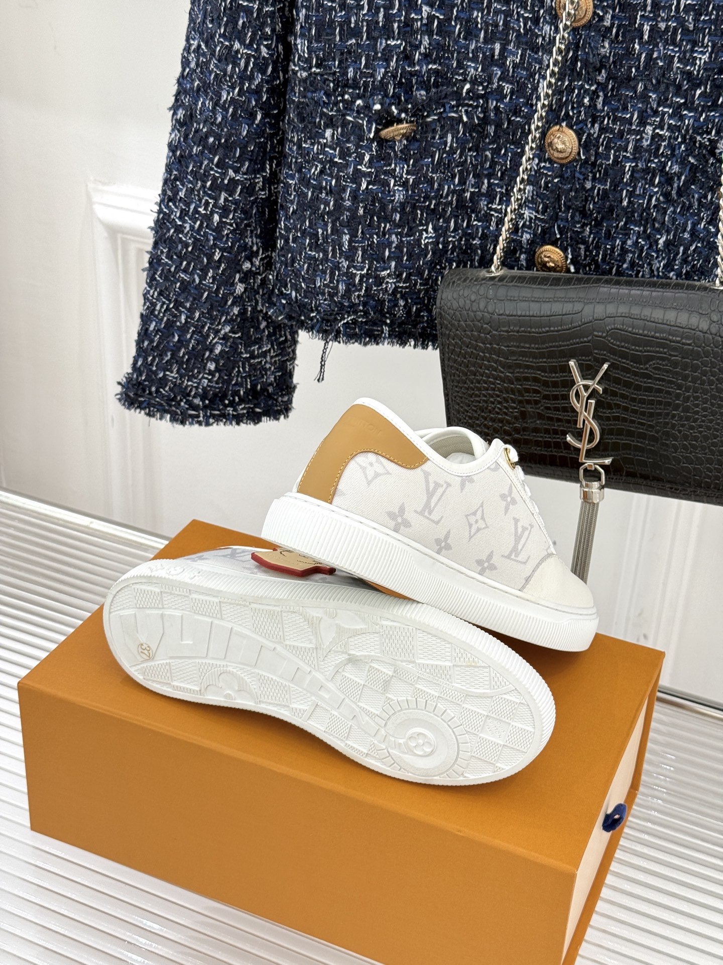 L*V驴家26WF早春新品老花休闲板鞋结合“居家奢华”与“松弛自由”的核心理念它将聚焦老花暗纹的低调质感