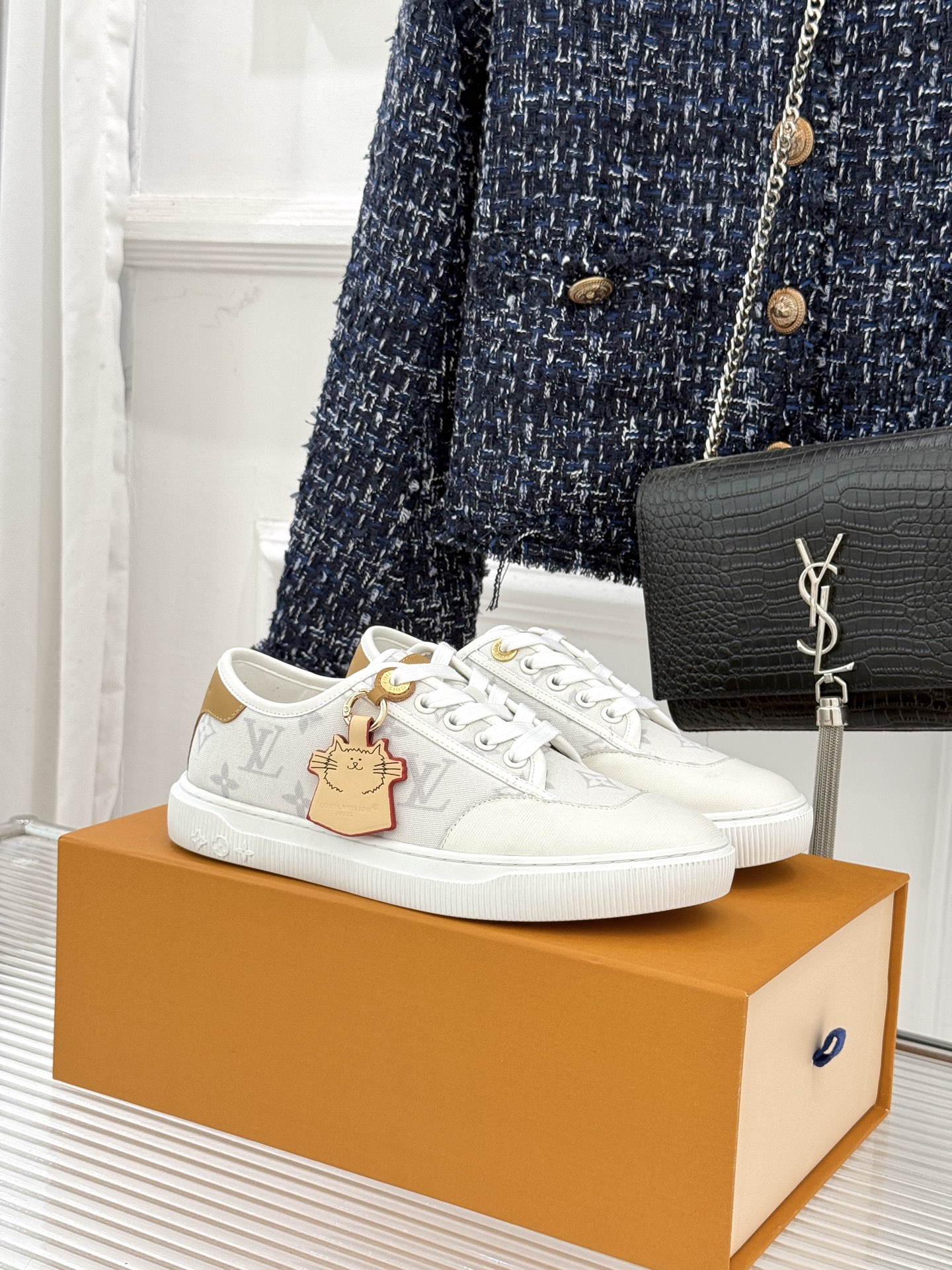 L*V驴家26WF早春新品老花休闲板鞋结合“居家奢华”与“松弛自由”的核心理念它将聚焦老花暗纹的低调质感