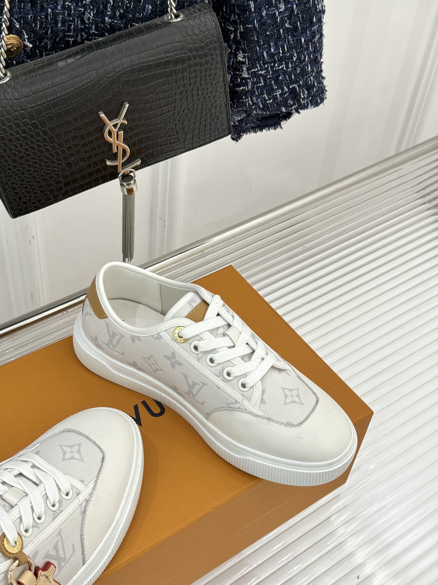 L*V驴家26WF早春新品老花休闲板鞋结合“居家奢华”与“松弛自由”的核心理念它将聚焦老花暗纹的低调质感