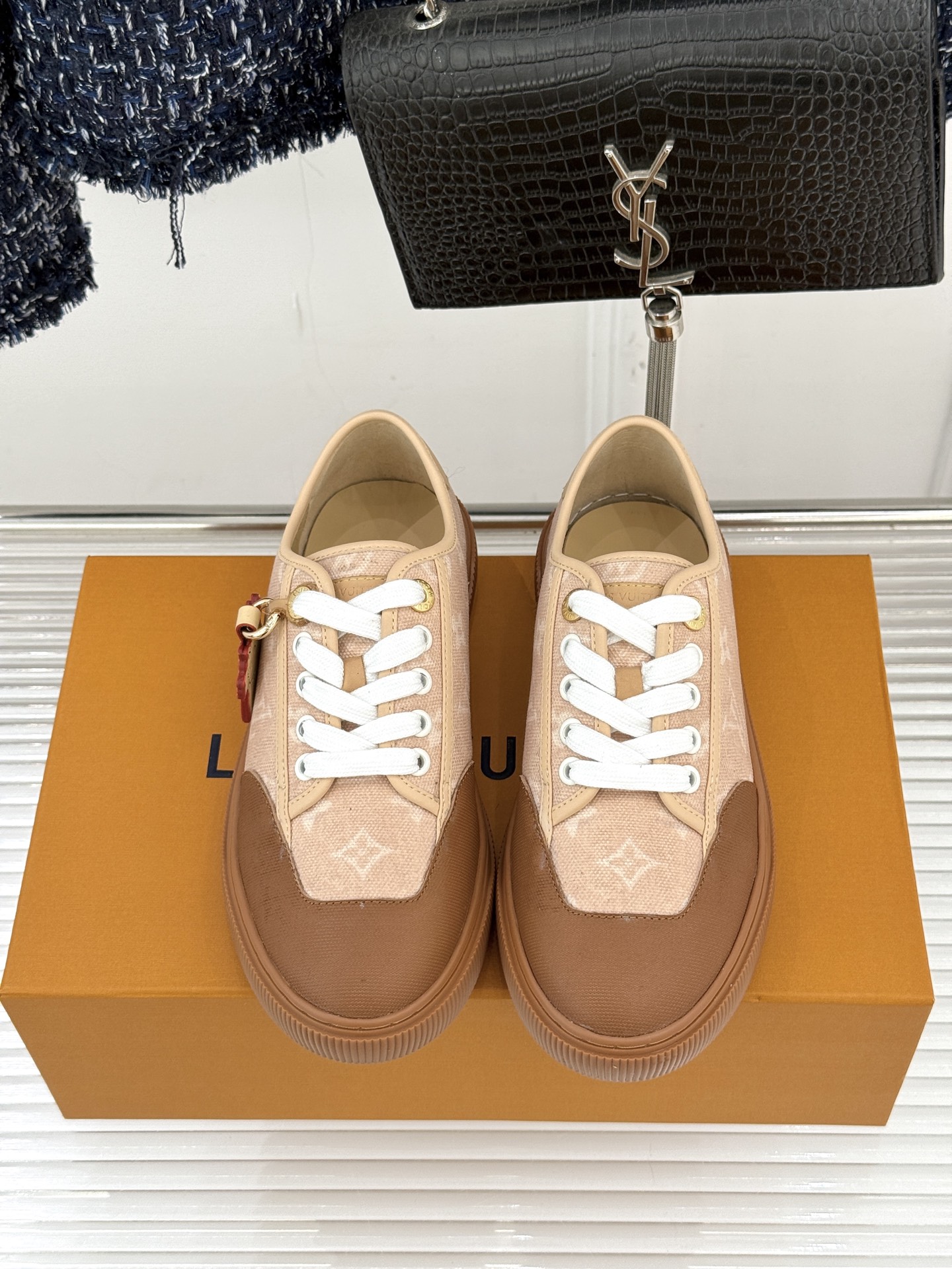 L*V驴家26WF早春新品老花休闲板鞋结合“居家奢华”与“松弛自由”的核心理念它将聚焦老花暗纹的低调质感