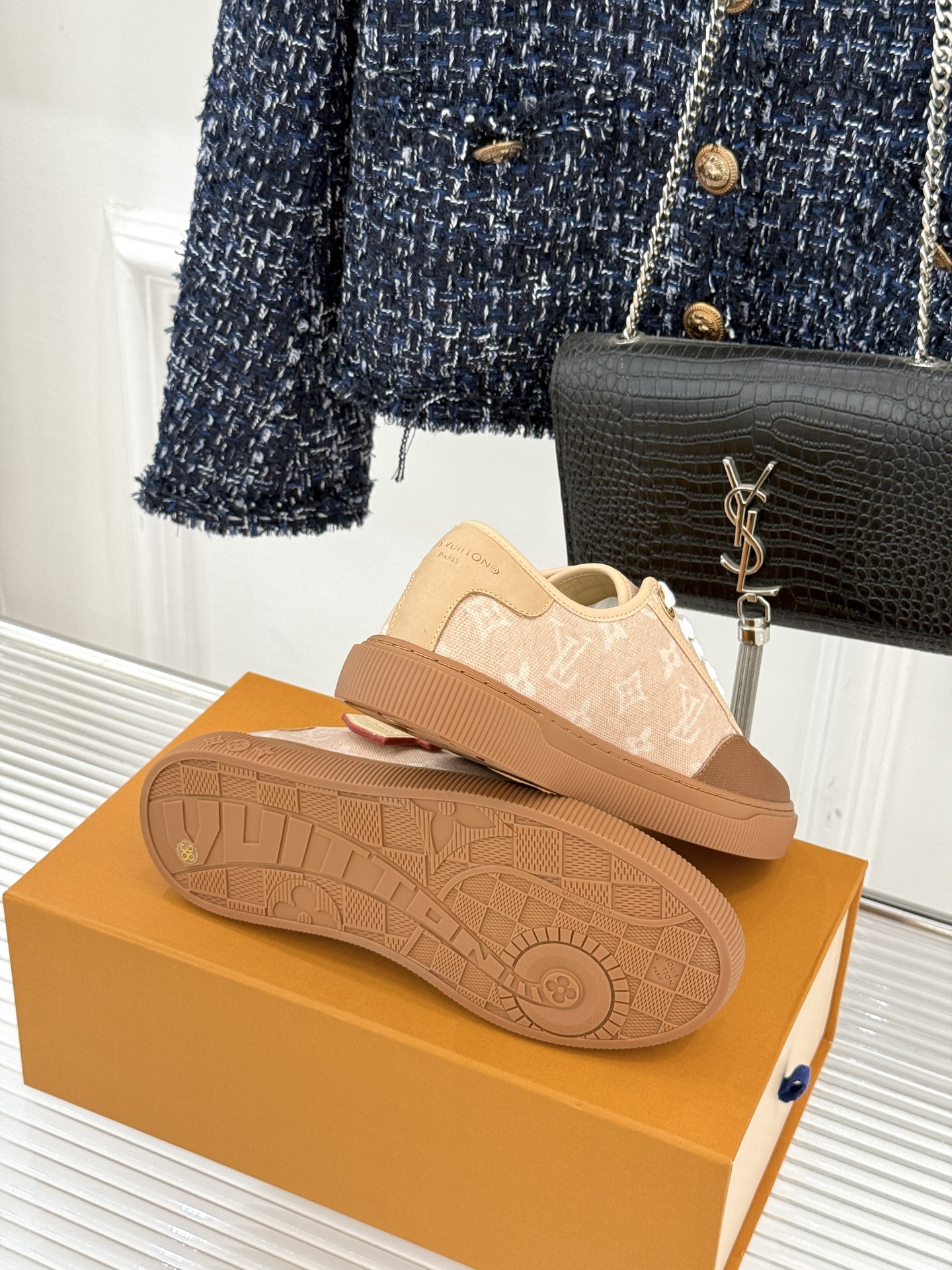 L*V驴家26WF早春新品老花休闲板鞋结合“居家奢华”与“松弛自由”的核心理念它将聚焦老花暗纹的低调质感