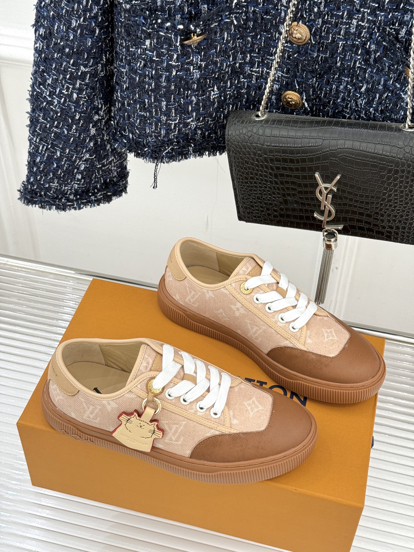 L*V驴家26WF早春新品老花休闲板鞋结合“居家奢华”与“松弛自由”的核心理念它将聚焦老花暗纹的低调质感