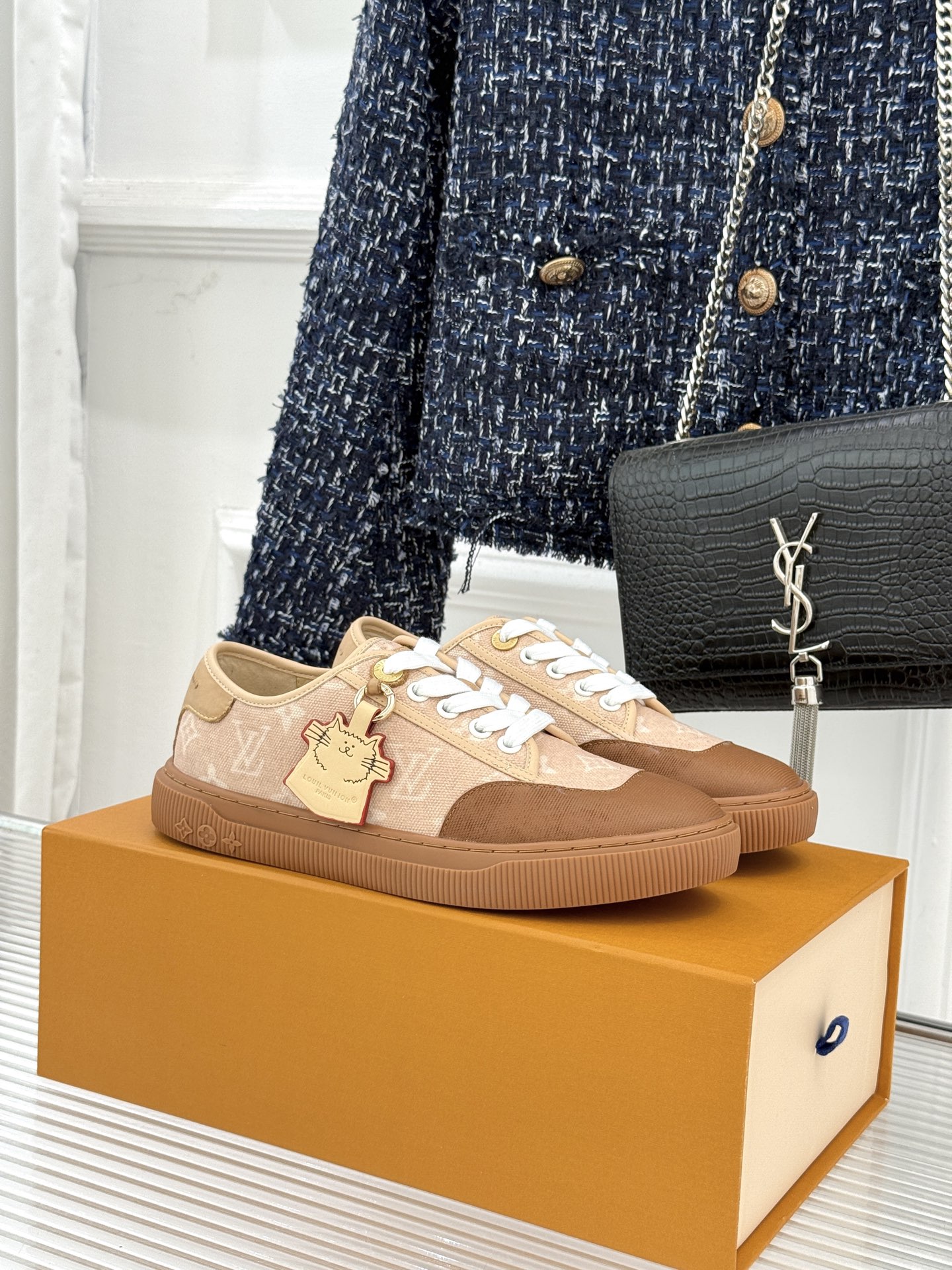 NO:707947,L*V Lujia 26WF early spring new presbyopia casual sneakers combine the core concepts of 'home luxury' and 'relaxation and freedom'. It will focus on the low-key texture of presbyopia dark patterns, exquisite Italian craftsmanship and adaptability to all scenes. The writing combines brand heritage and contemporary life attitude to perfectly integrate classic symbols with daily relaxation. Integrating century-old travel genes with contemporary daily aesthetics, Monogram presbyopia is no longer just an out-of-reach symbol, but a low-key elegance hidden in every step.  Let every trip be a two-way journey of freedom and sophistication. The cat silhouette on the tag is embossed, and every detail is an exclusive sense of ritual for the joint model. It is a code of taste for those who understand LV and love cute pets. Whether you are on the streets of the city or in a quiet corner, you can go to every love in a comfortable posture, making daily wear a concrete expression of the art of life. The fabric is made of original custom cowhide, and the inner tiptoe is made of sheepskin. The original molded custom TPU outsole  size35-39 (40/41/42 customized), casual shoes/sports shoes, louis vuitton, louis vuitton, louis vuitton, sneakers, cowhide, sheepskin19860909L*V驴家26WF早春新品老花休闲板鞋 结合“居家奢华”与“松弛自由”的核心理念 它将聚焦老花暗纹的低调质感 意大利精湛工艺与全场景适配性 撰写兼具品牌底蕴与当代生活态度 让经典符号与日常松弛感完美融合. 将百年旅行基因与当代日常美学相融 让Monogram老花不再只是遥不可及的符号 而是藏在步履间的低调贵气 让每一次出行都自在与精致的双向奔赴. 吊牌上的猫咪剪影采用压印工艺, 每一处细节都是联名款的专属仪式感, 是懂LV、爱萌宠之人的品味暗号. 无论身处城市街头还是静谧角落 都能以舒适姿态奔赴每一场热爱 让日常穿搭成为生活艺术的具象表达. 面料采用原版定制牛皮 内里踮脚均为羊皮 原版开模定制TPU大底 size35-39（40/41/42定制）,休闲鞋/运动鞋,louis vuitton,louis vuitton,louis vuitton,sneakers,cowhide,sheepskin,Women's Shoes