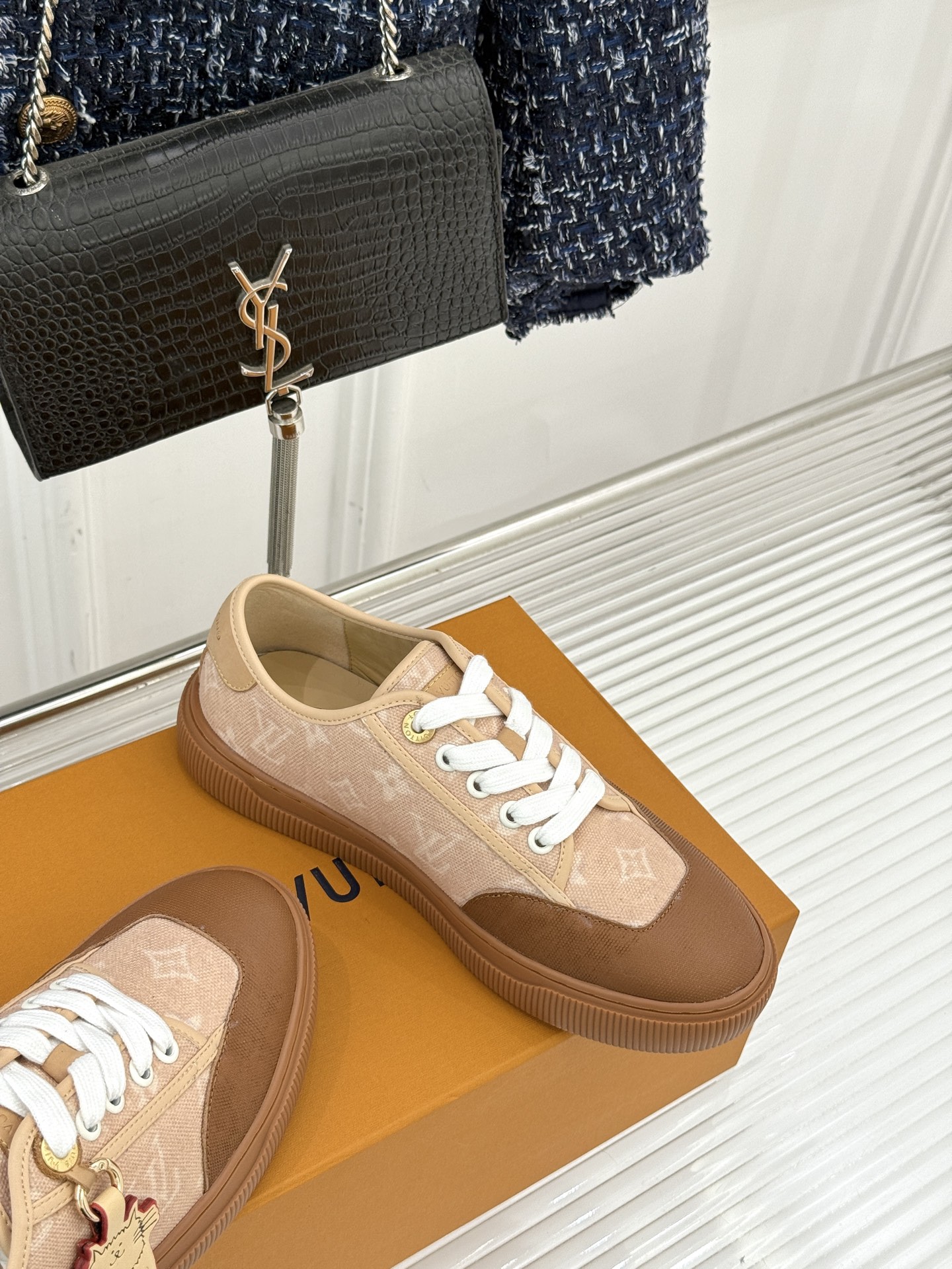 L*V驴家26WF早春新品老花休闲板鞋结合“居家奢华”与“松弛自由”的核心理念它将聚焦老花暗纹的低调质感