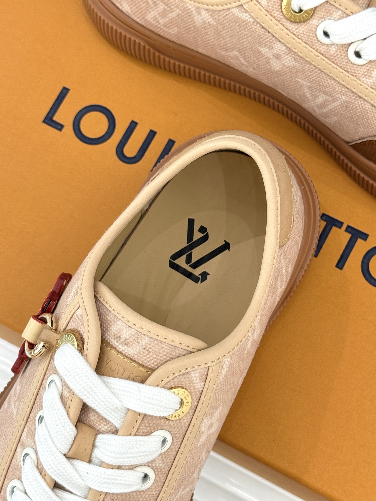 L*V驴家26WF早春新品老花休闲板鞋结合“居家奢华”与“松弛自由”的核心理念它将聚焦老花暗纹的低调质感