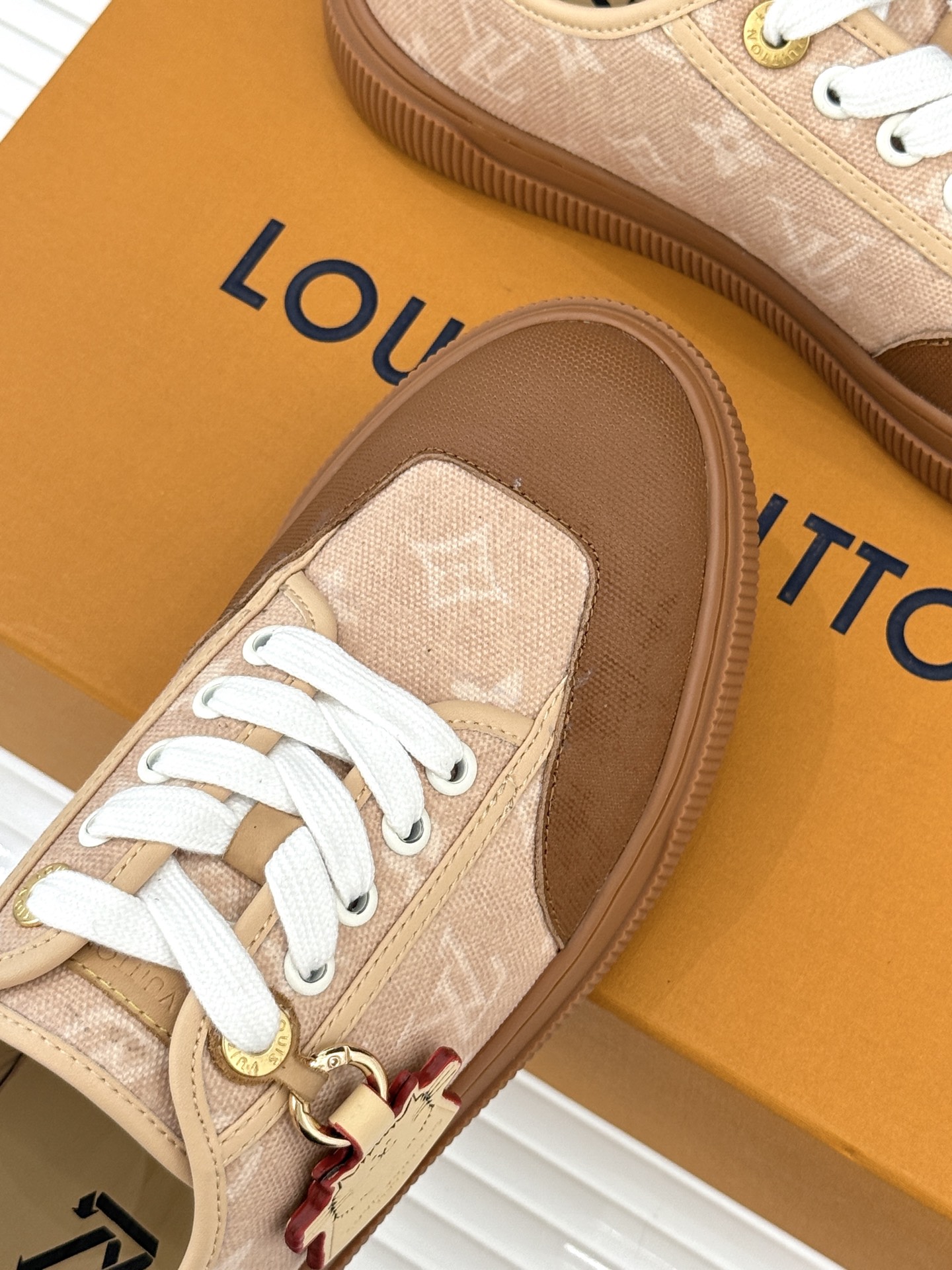 L*V驴家26WF早春新品老花休闲板鞋结合“居家奢华”与“松弛自由”的核心理念它将聚焦老花暗纹的低调质感