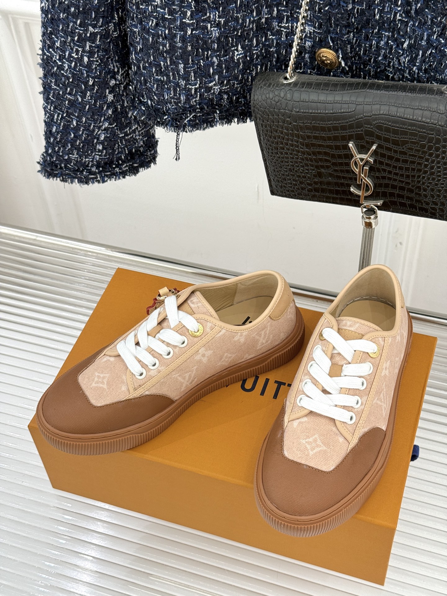 L*V驴家26WF早春新品老花休闲板鞋结合“居家奢华”与“松弛自由”的核心理念它将聚焦老花暗纹的低调质感