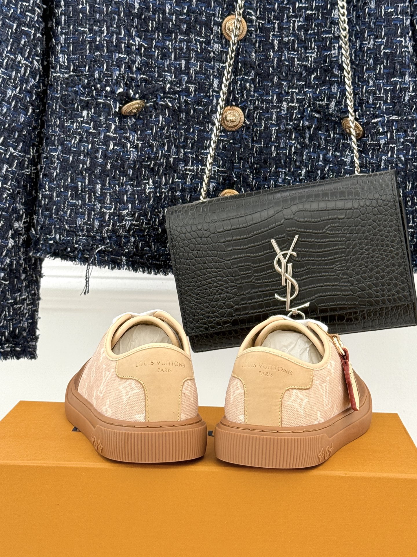 L*V驴家26WF早春新品老花休闲板鞋结合“居家奢华”与“松弛自由”的核心理念它将聚焦老花暗纹的低调质感