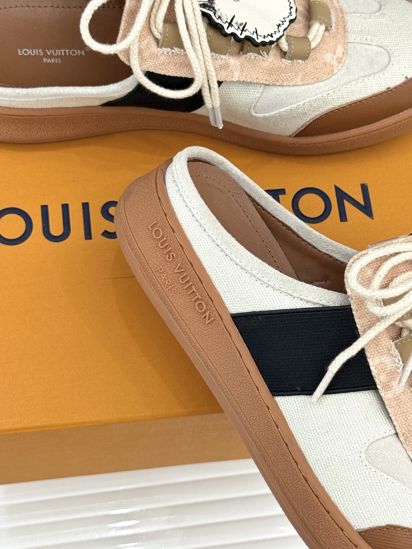 LV&Grace联名款26WF早春新品老花休闲猫猫鞋半拖当路易威登百年旅行基因邂逅与灵动俏皮的猫咪世界便