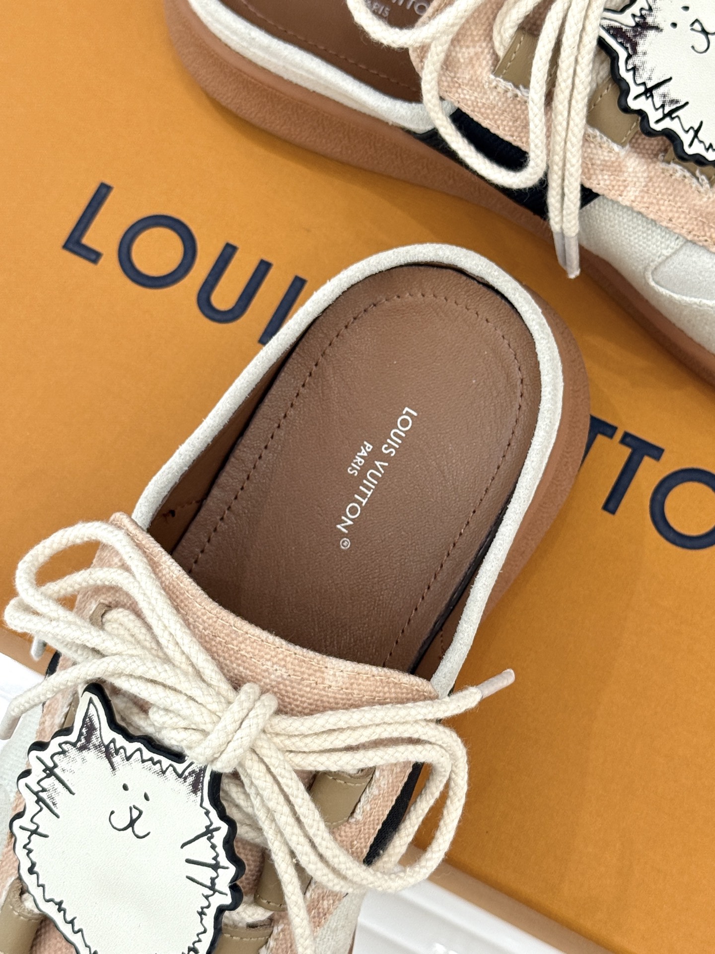 LV&Grace联名款26WF早春新品老花休闲猫猫鞋半拖当路易威登百年旅行基因邂逅与灵动俏皮的猫咪世界便