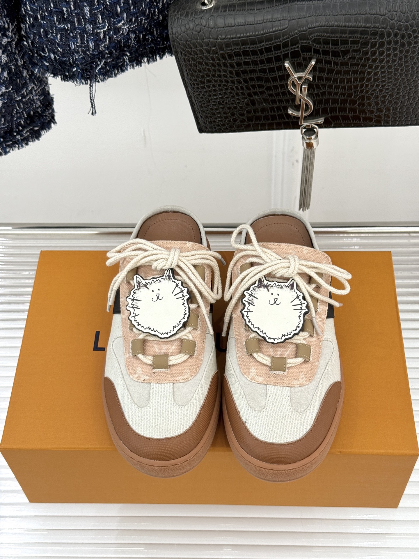 LV&Grace联名款26WF早春新品老花休闲猫猫鞋半拖当路易威登百年旅行基因邂逅与灵动俏皮的猫咪世界便