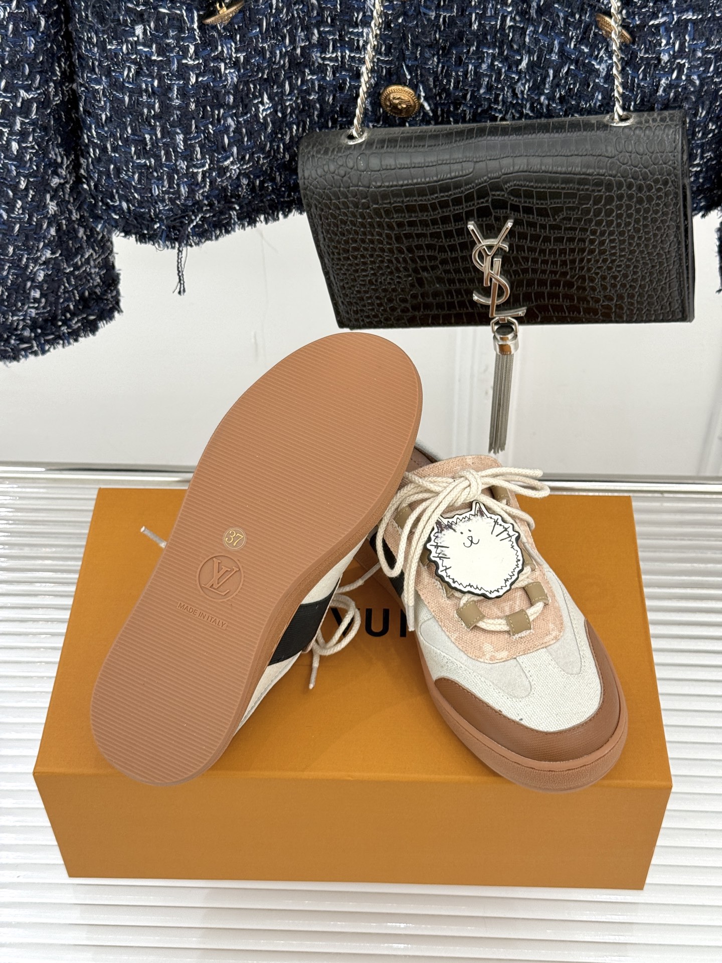 LV&Grace联名款26WF早春新品老花休闲猫猫鞋半拖当路易威登百年旅行基因邂逅与灵动俏皮的猫咪世界便